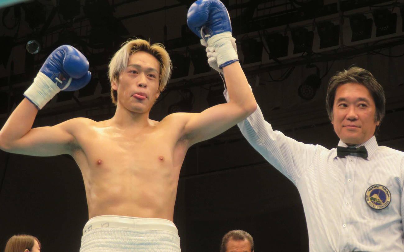 メインイベントで36秒TKO勝ちを飾り、勝ち名乗りを受けた日本スーパーライト級4位の湯場海樹（左）
