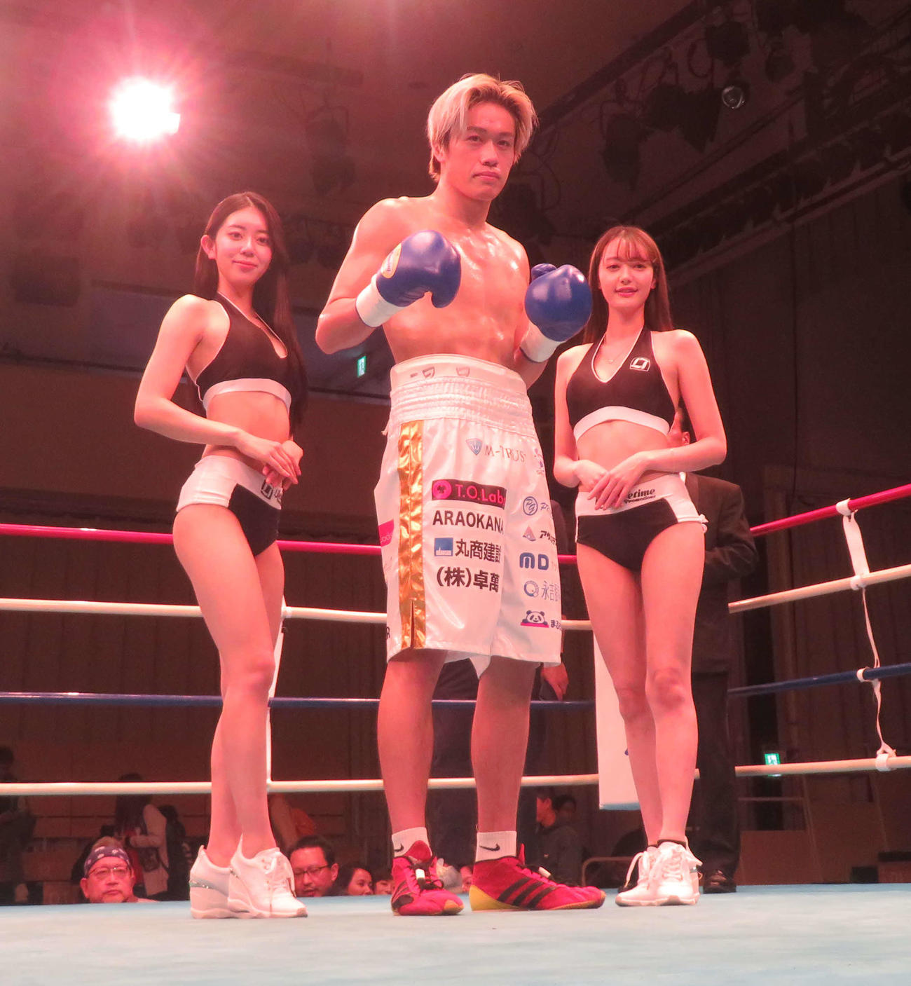 36秒殺でメインイベントを締めくくった日本スーパーライト級4位湯場海樹（中央）