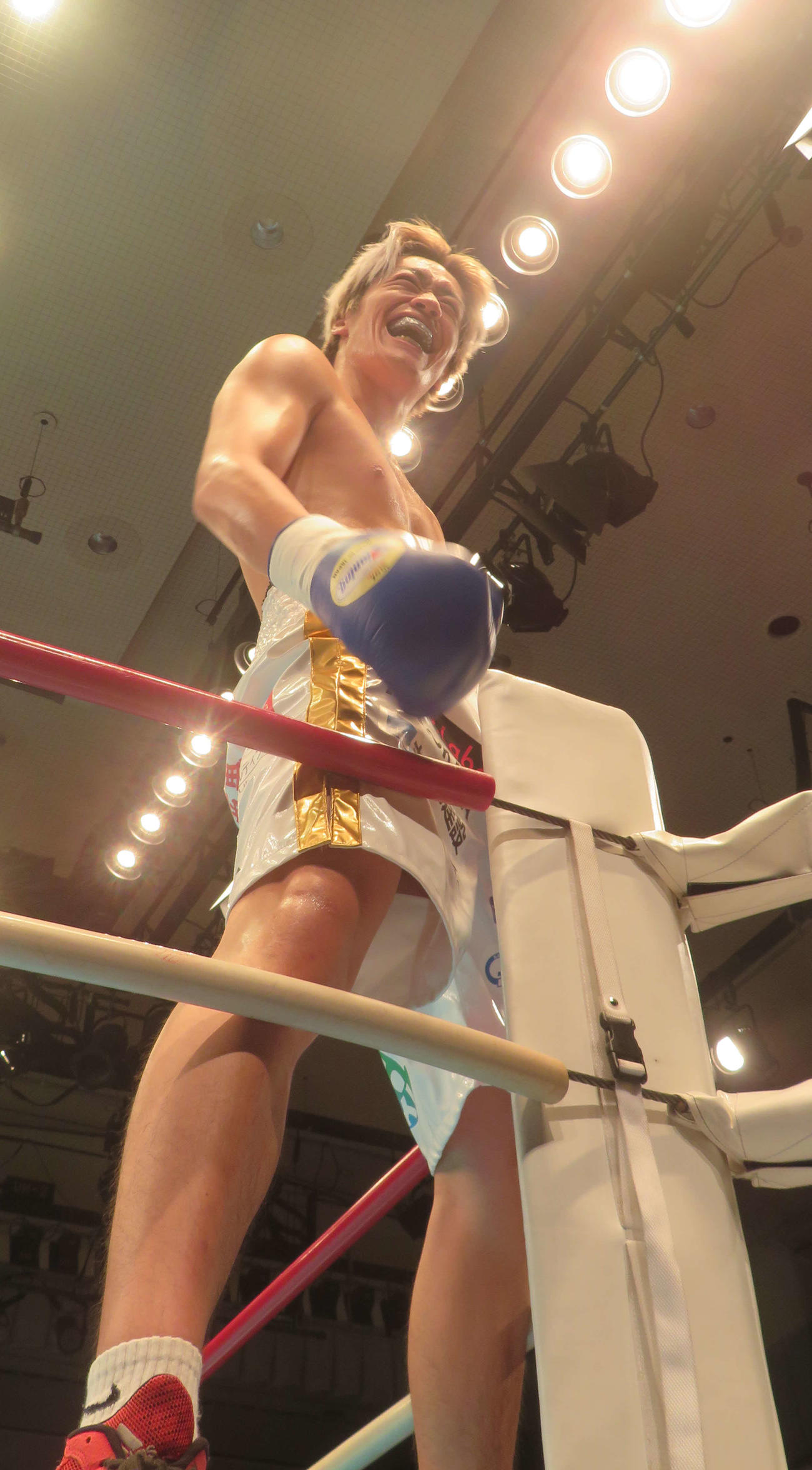 36秒殺でメインイベント締めくくった日本スーパーライト級4位の湯場海樹はコーナーにのぼって笑顔