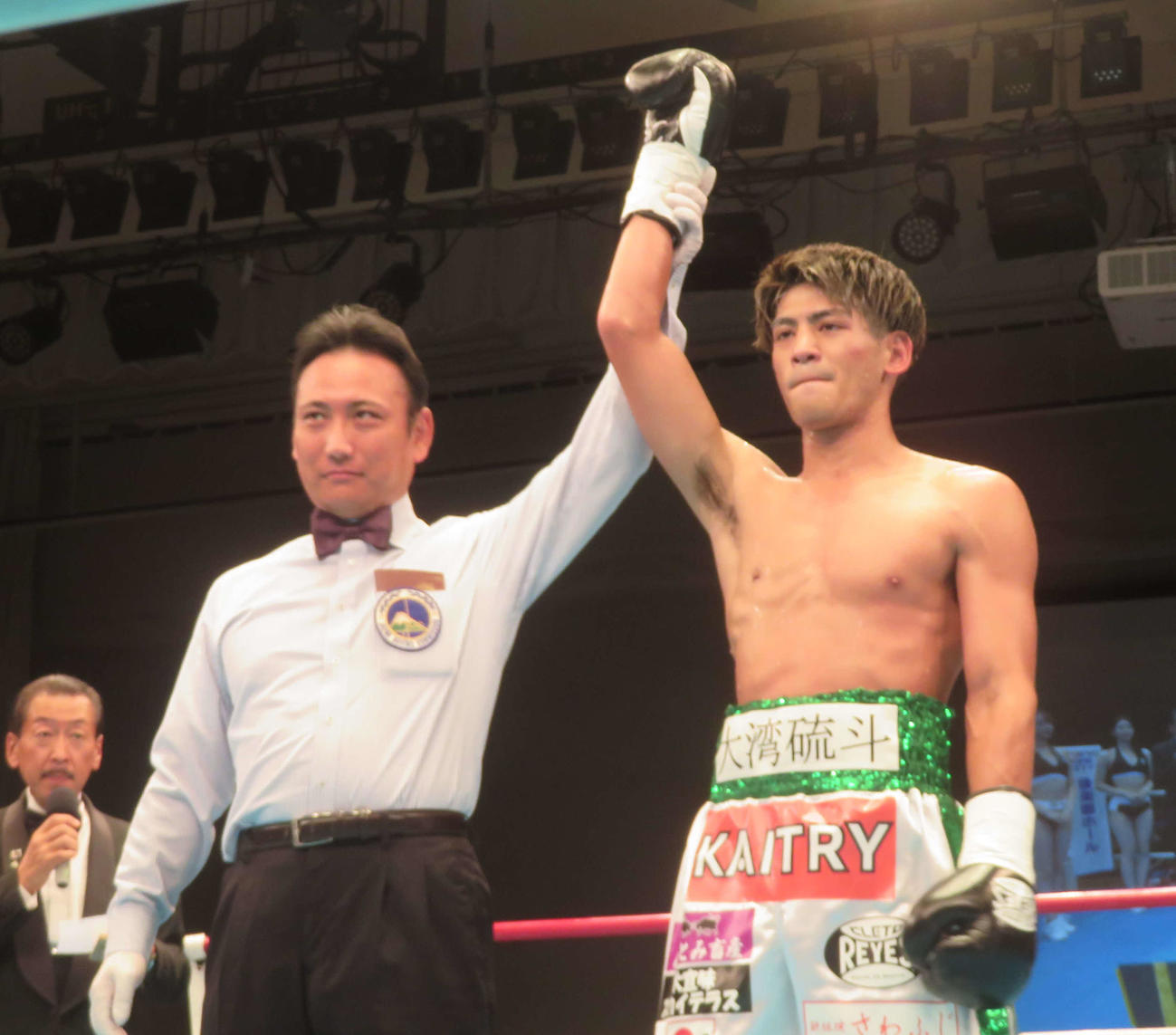 4回TKOで再起戦に勝利した日本スーパーバンタム級11位大湾硫斗（右）