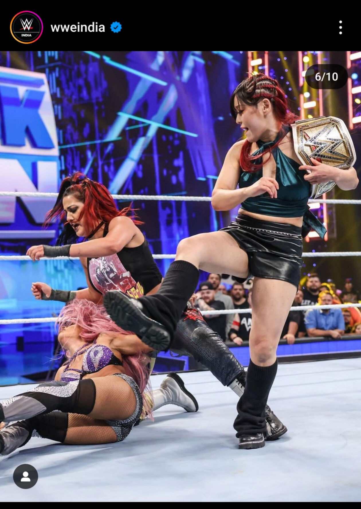 ベイリー（左億）とともゼリーナ・ベガ（左手前）を襲撃したWWE女子王者イヨ・スカイ（WWEインド公式インスタグラムから）