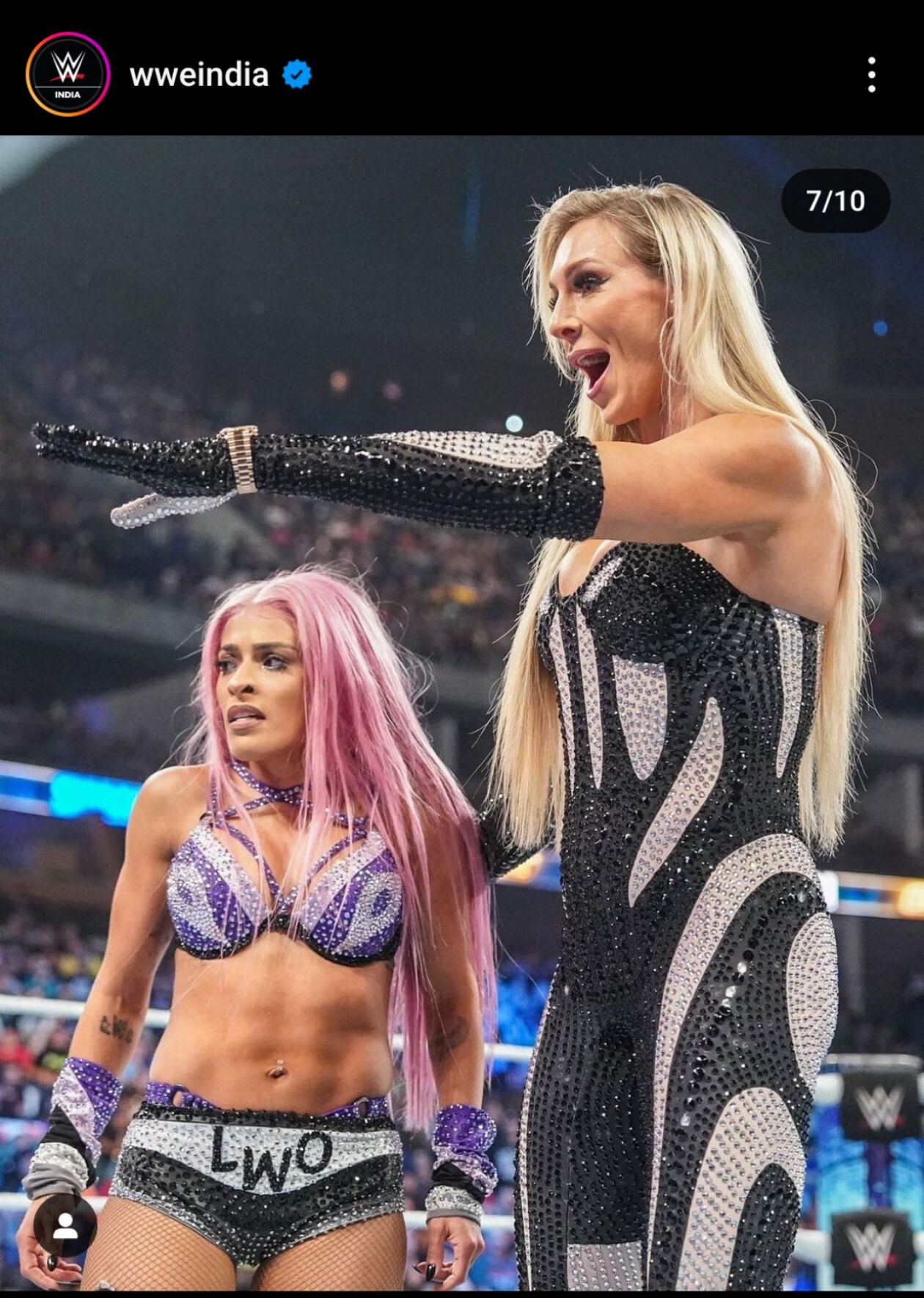 ゼリーナ・ベガ（左）を救出した「女王様」シャーロット・フレアー（WWEインド公式インスタグラムから）