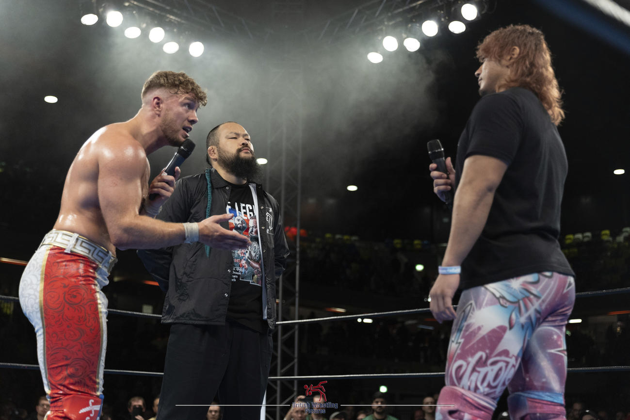 ロンドン大会のメインイベント後に、グレート－O－カーンが見守る前で、ウィル・オスプレイ（左）のIWGP US（UK）ヘビー級王座へ挑戦表明した海野翔太（右）（新日本プロレス提供）
