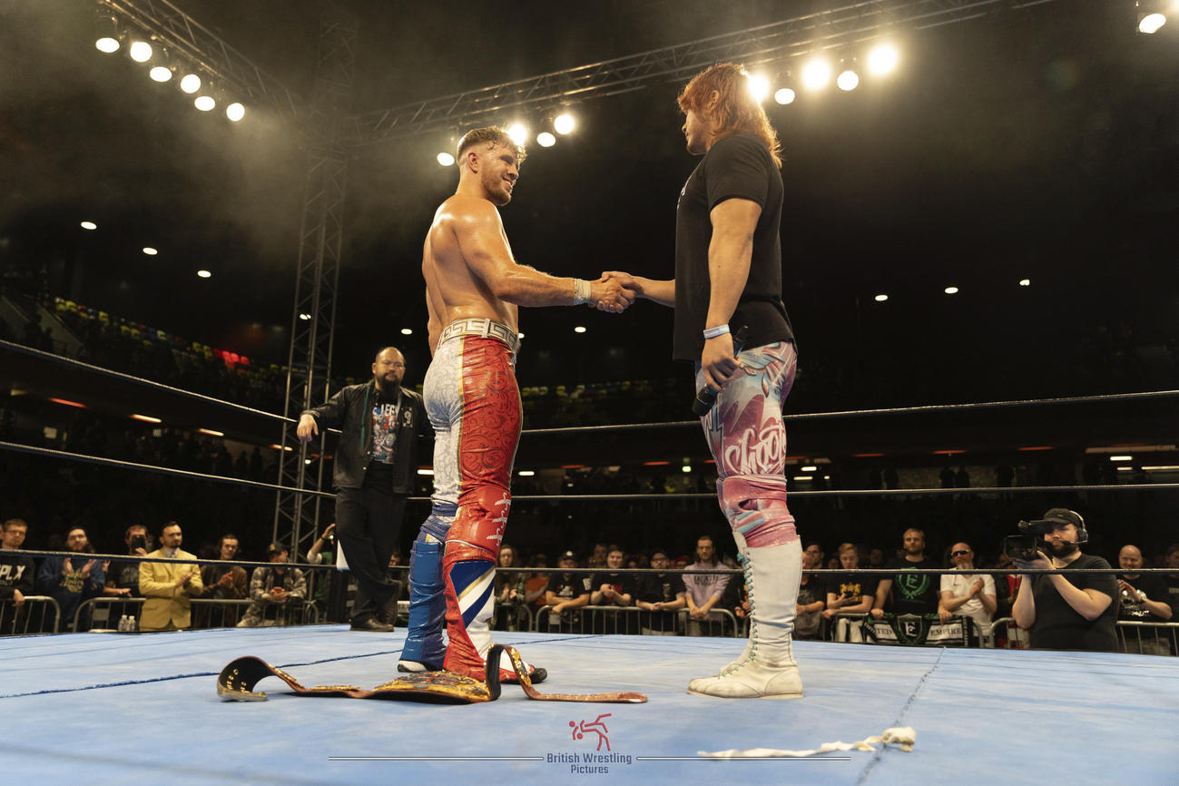 ロンドン大会のメインイベント後に、グレート－O－カーン（左）が見守る前で、ウィル・オスプレイのIWGP US（UK）ヘビー級王座へ挑戦表明した海野翔太（右）（新日本プロレス提供）