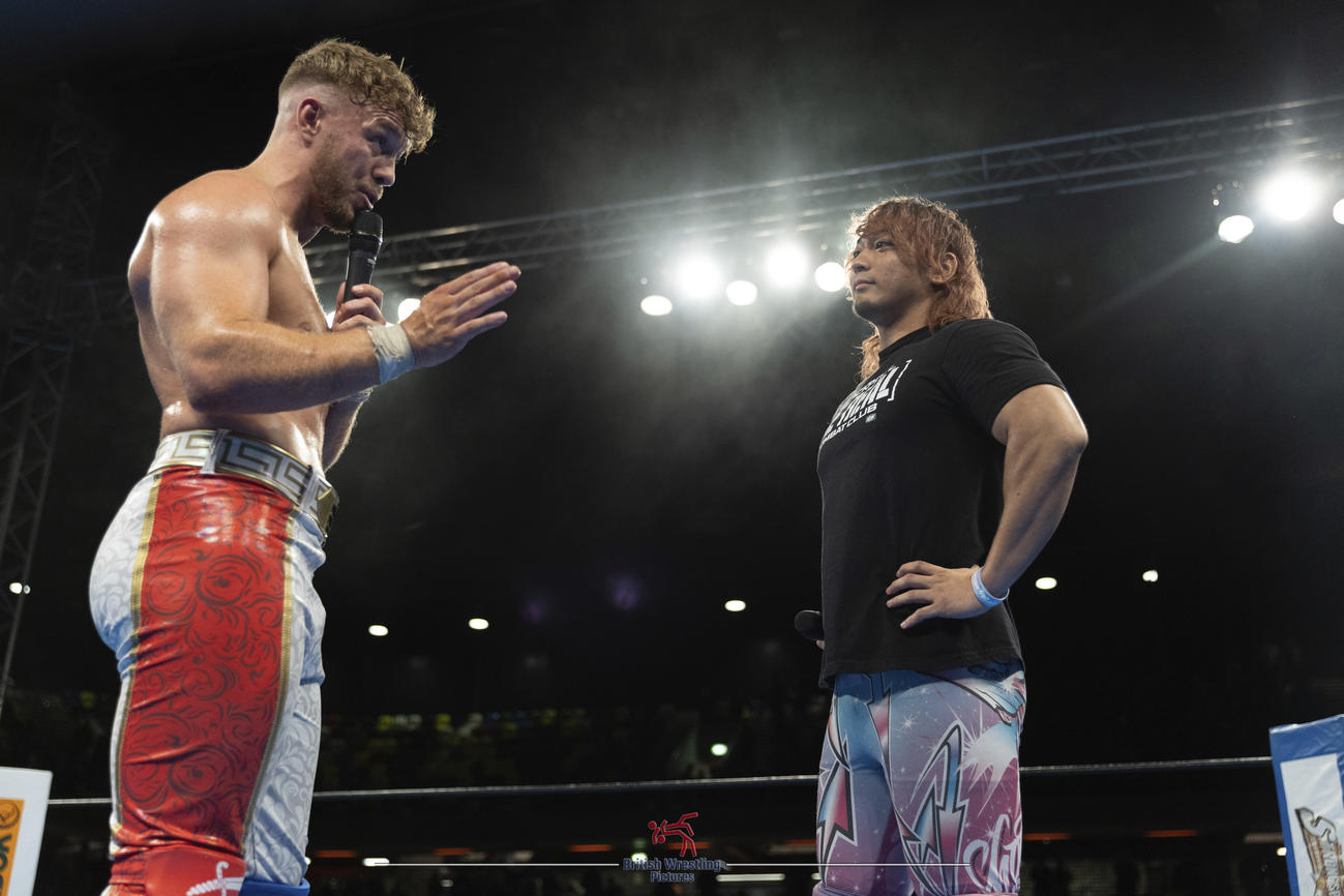 ロンドン大会のメインイベント後に、ウィル・オスプレイ（左）のIWGP US（UK）ヘビー級王座へ挑戦表明した海野翔太（新日本プロレス提供）