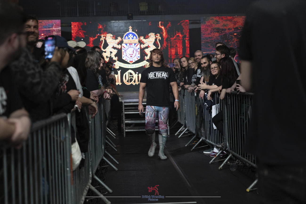 ロンドン大会のメインイベント後に、ウィル・オスプレイのIWGP US（UK）ヘビー級王座へ挑戦表明した海野翔太（中央）（新日本プロレス提供）