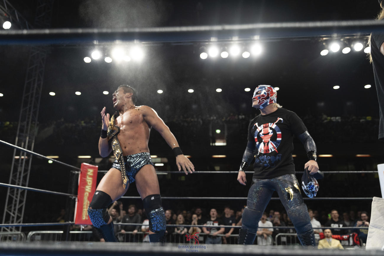 BUSHI（右）の毒霧を食らう、IWGP世界ヘビー級王者・SANADA（新日本プロレス提供）