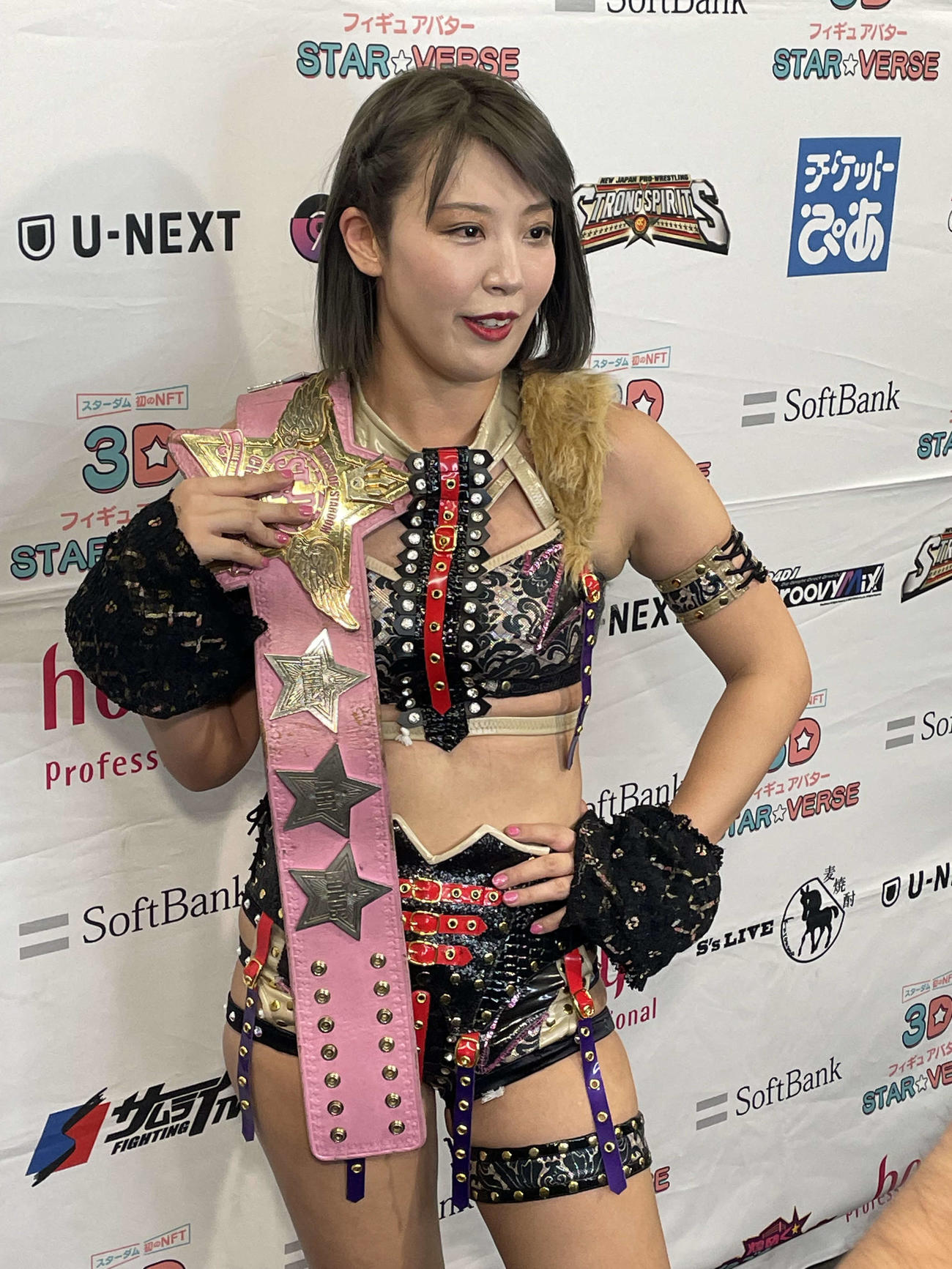 バックステージで勝ち誇るリングの超貴婦人こと、桜井まい