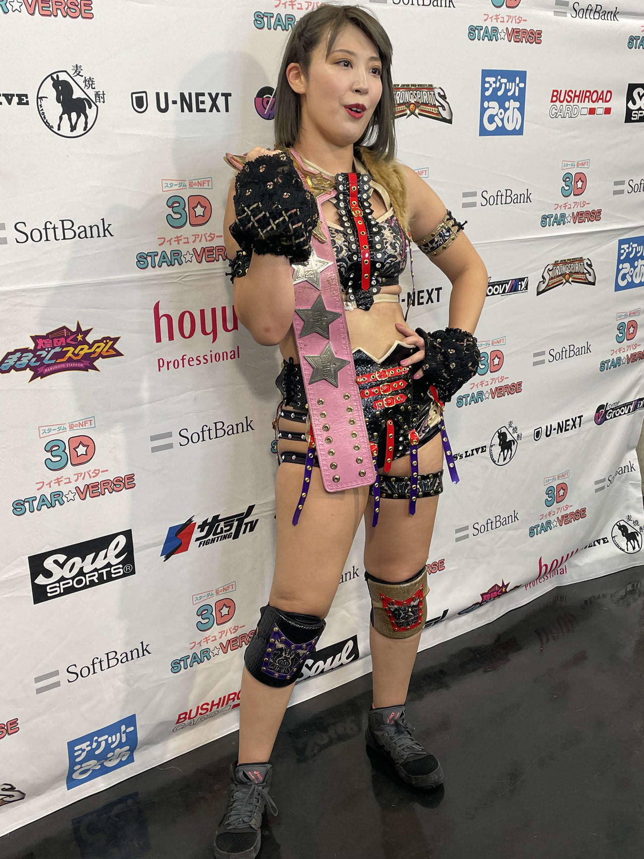 バックステージで、コメント対応するリングの超貴婦人こと、桜井まい
