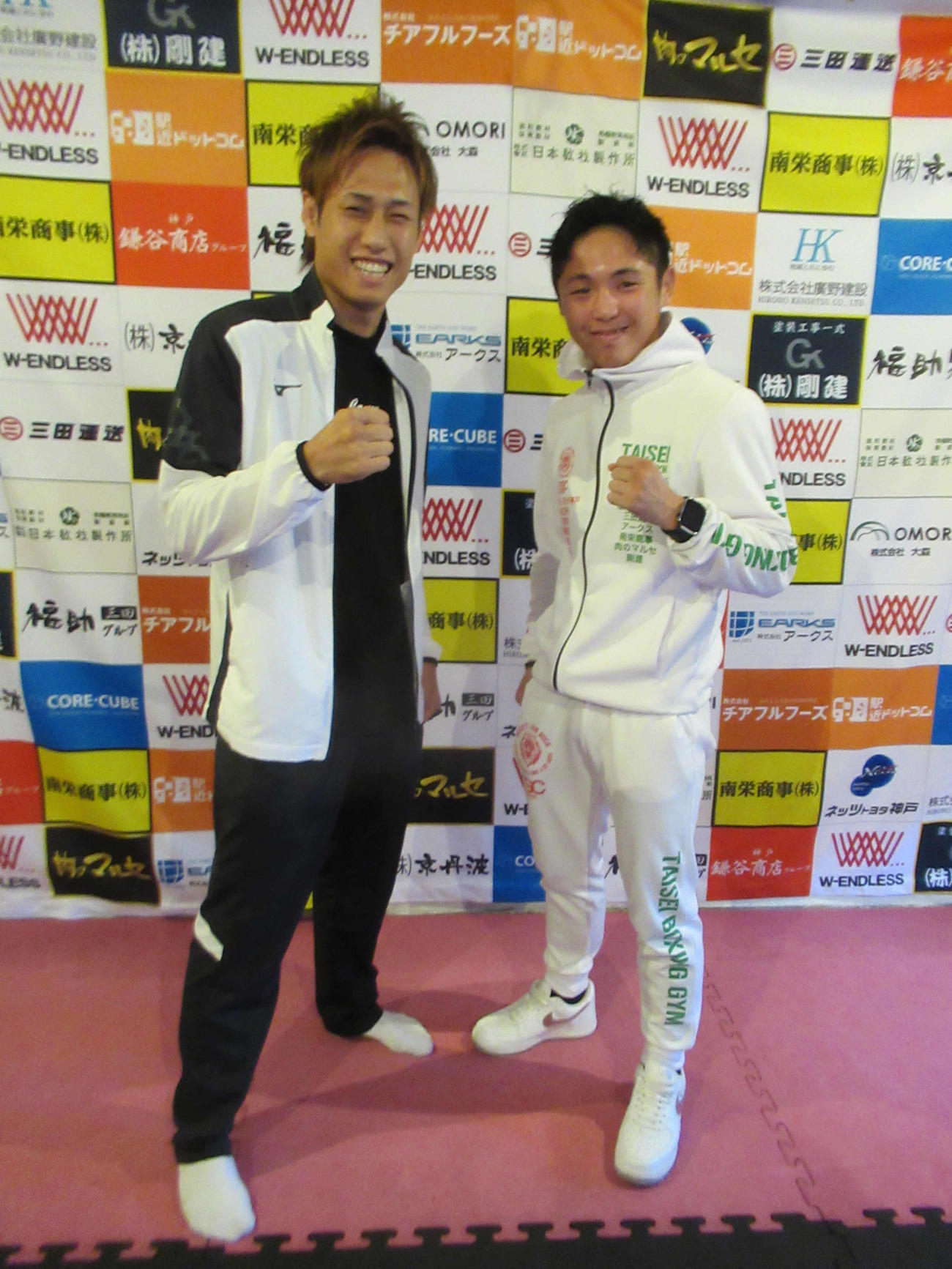 12・10ダブル世界前哨戦に臨む加納（右）と石田（撮影・実藤健一）