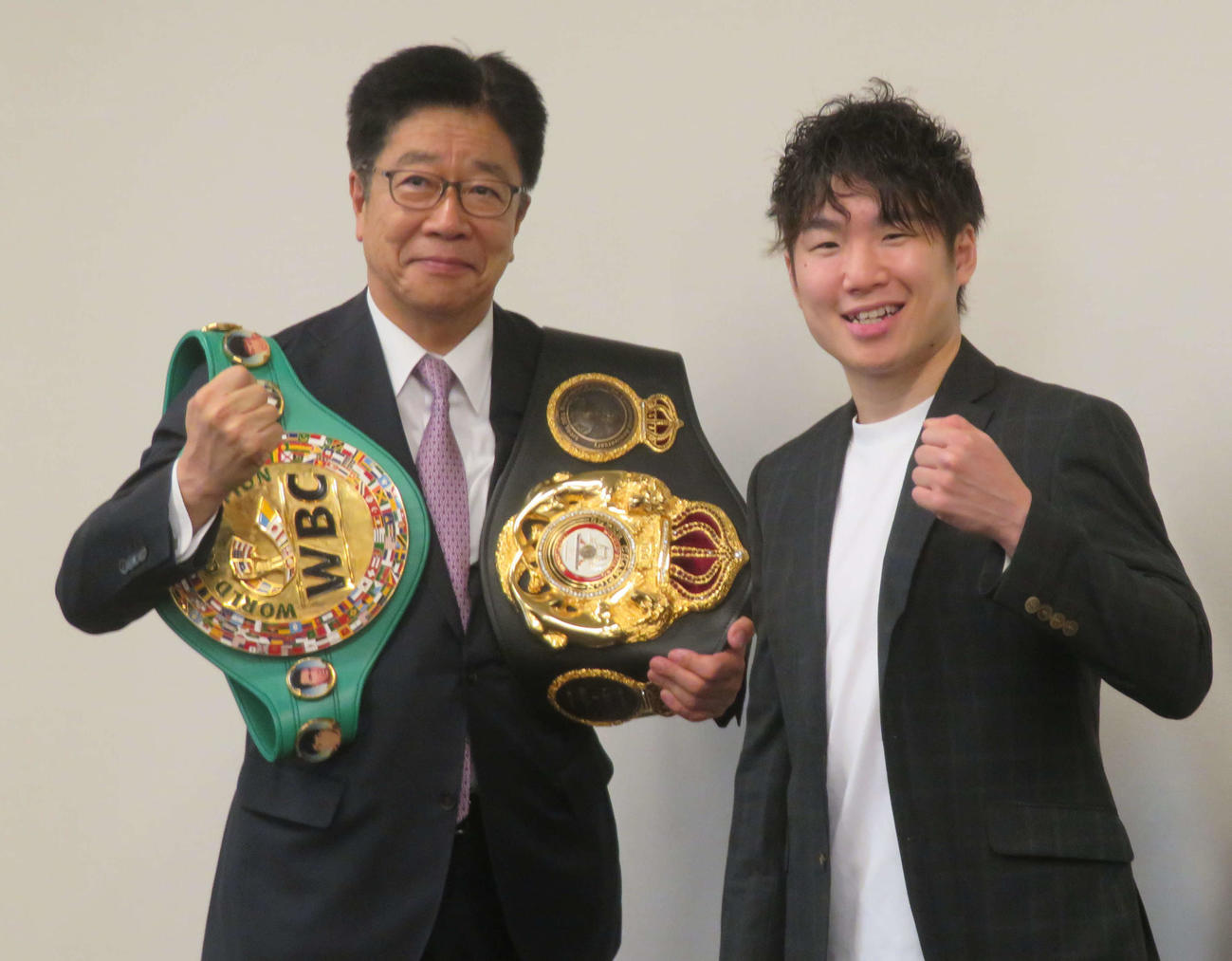 加藤勝信前厚労相（左）に防衛成功した世界ベルト2本をみせたWBAスーパー、WBC世界ライトフライ級王者寺地拳四朗