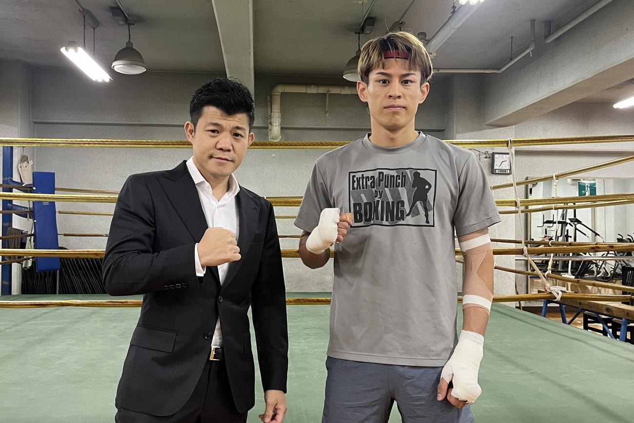 練習を公開した力石（右）と3150FIGHTの亀田興毅ファウンダー（亀田プロモーション提供）