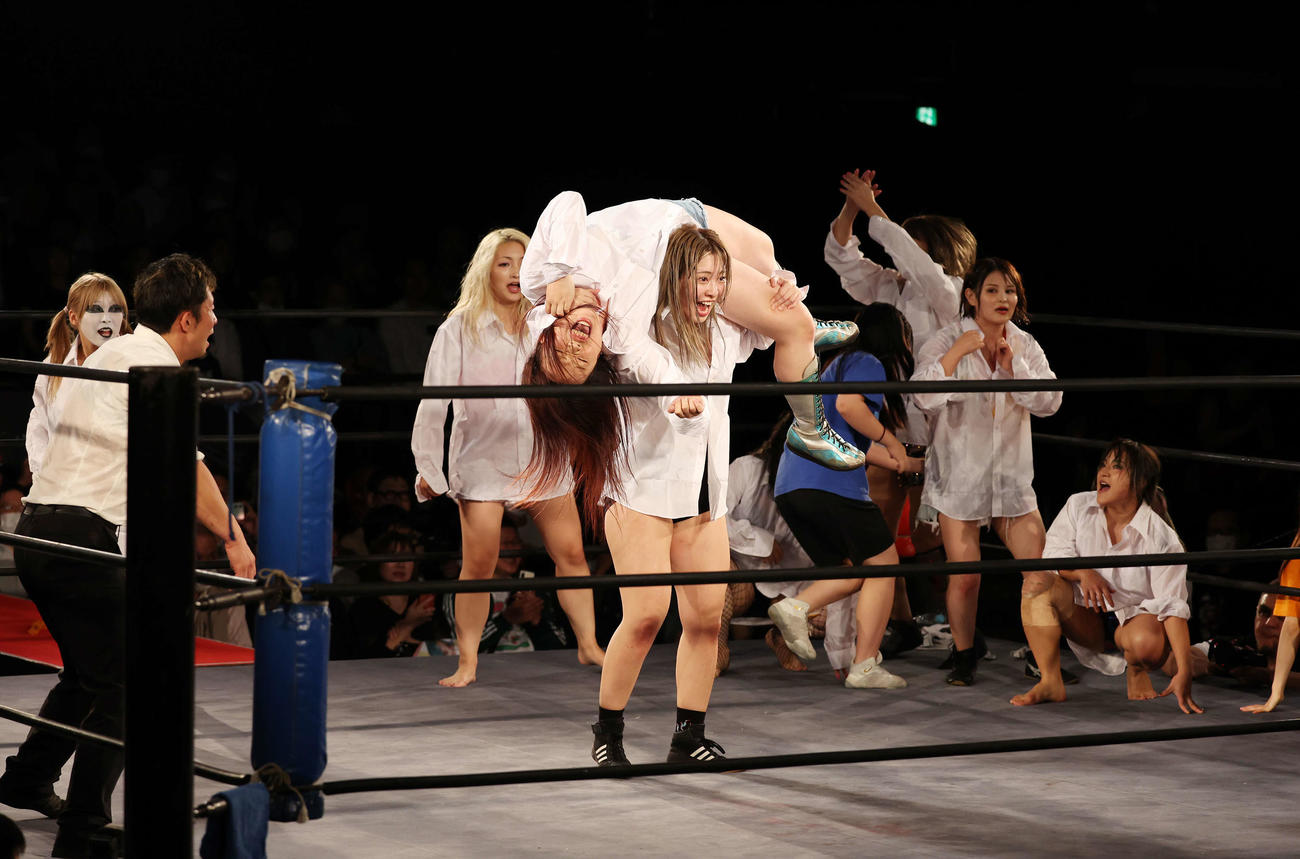 元祖ワイシャツマッチ時間差バトルロイヤルをする選手（撮影・宮地輝）