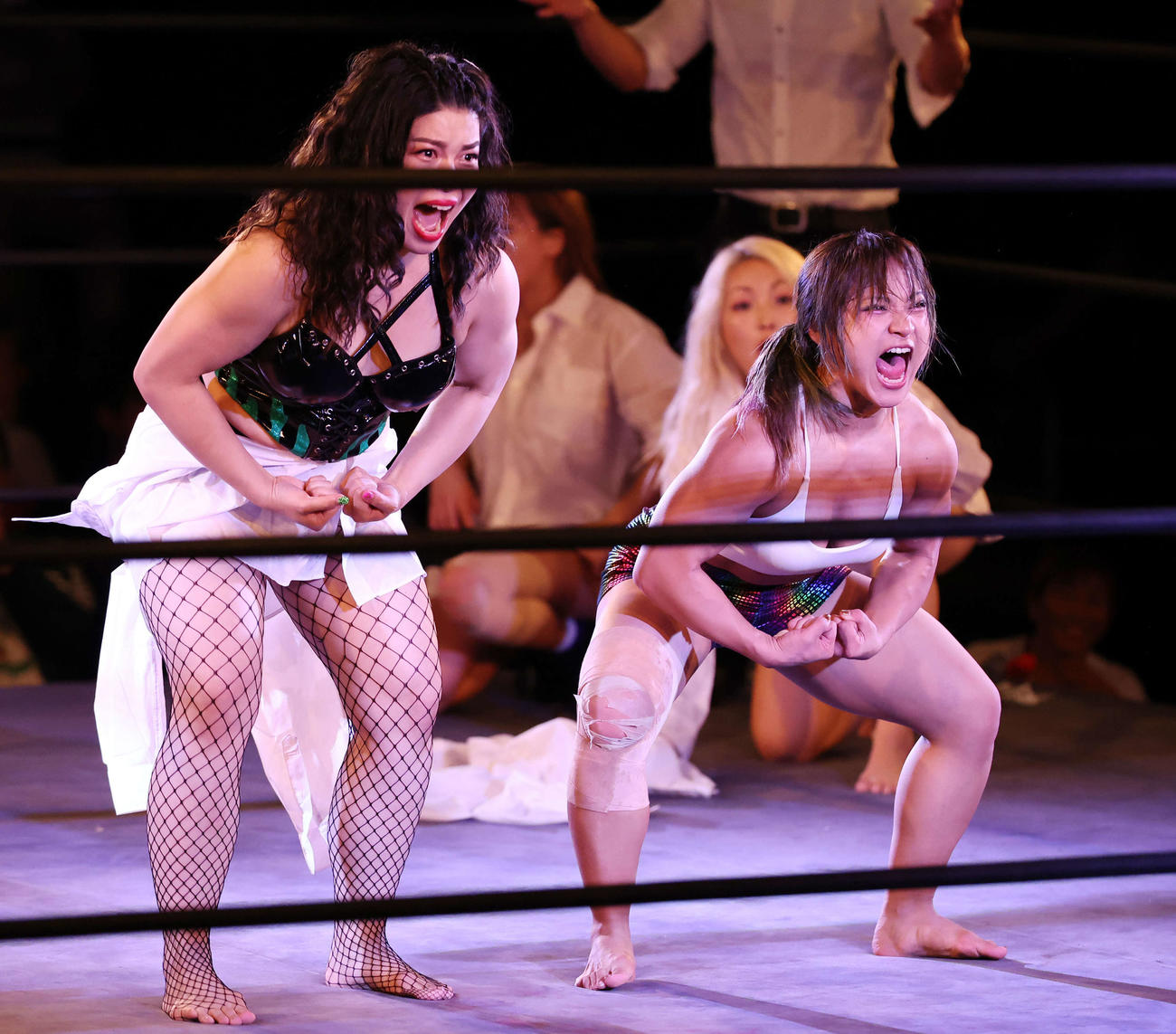 元祖ワイシャツマッチ時間差バトルロイヤルでパフォーマンスするZONES（左）と飯田沙耶（撮影・宮地輝）