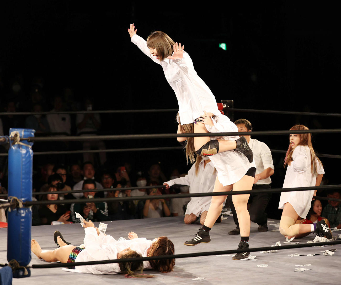 元祖ワイシャツマッチ時間差バトルロイヤルで攻める桜井まい（中央）（撮影・宮地輝）