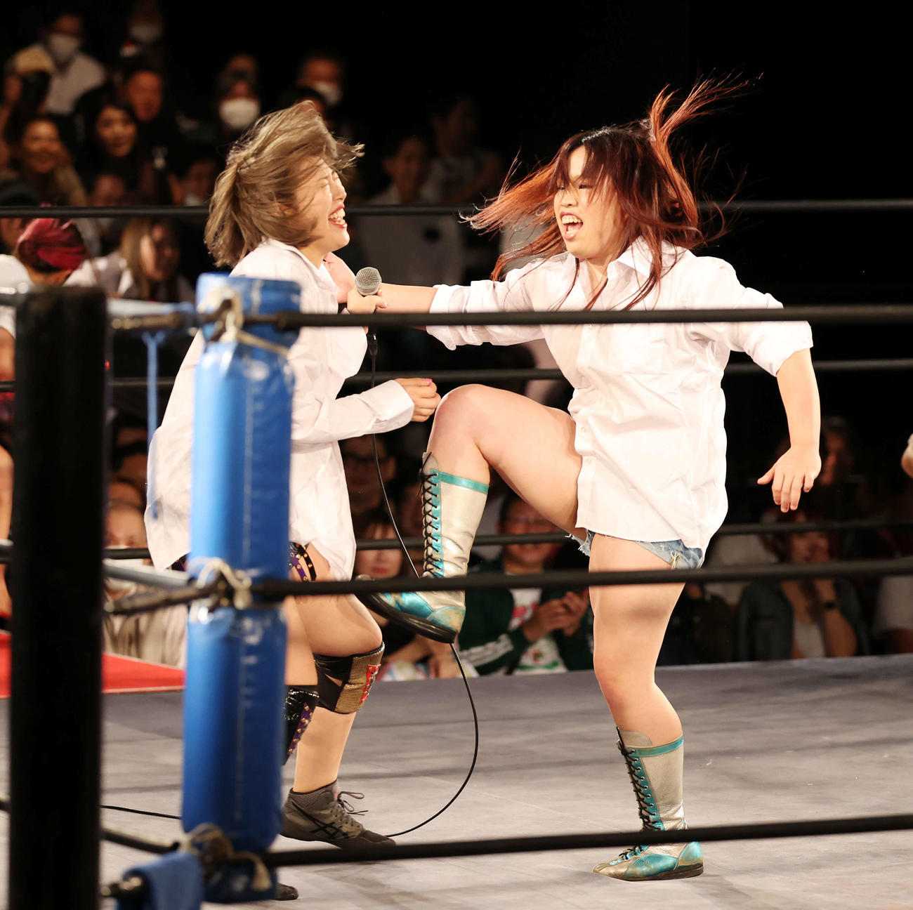 元祖ワイシャツマッチ時間差バトルロイヤルで矢子（右）に攻められる桜井まい（撮影・宮地輝）