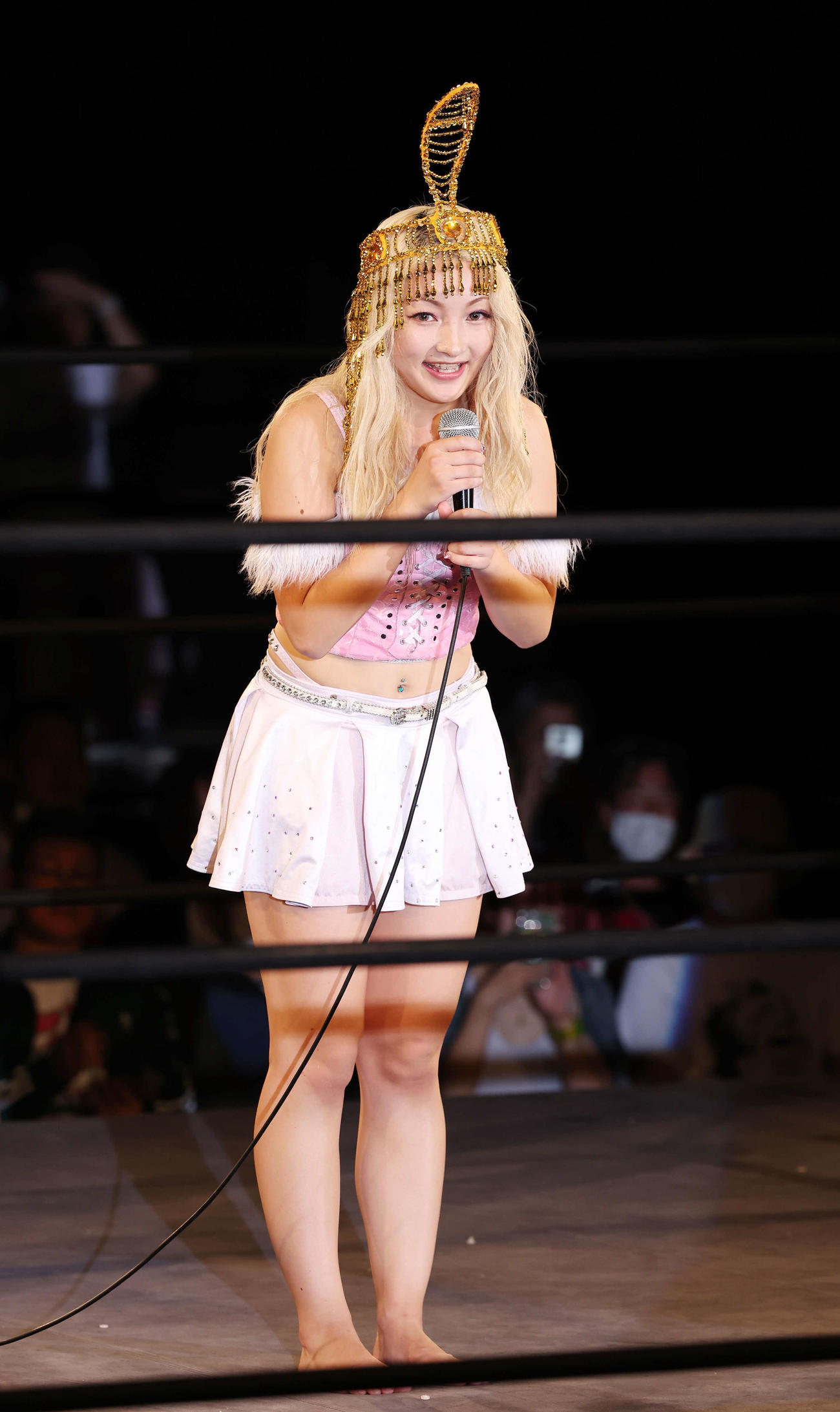 元祖ワイシャツマッチ時間差バトルロイヤルで優勝し、あいさつするChi Chi（撮影・宮地輝）