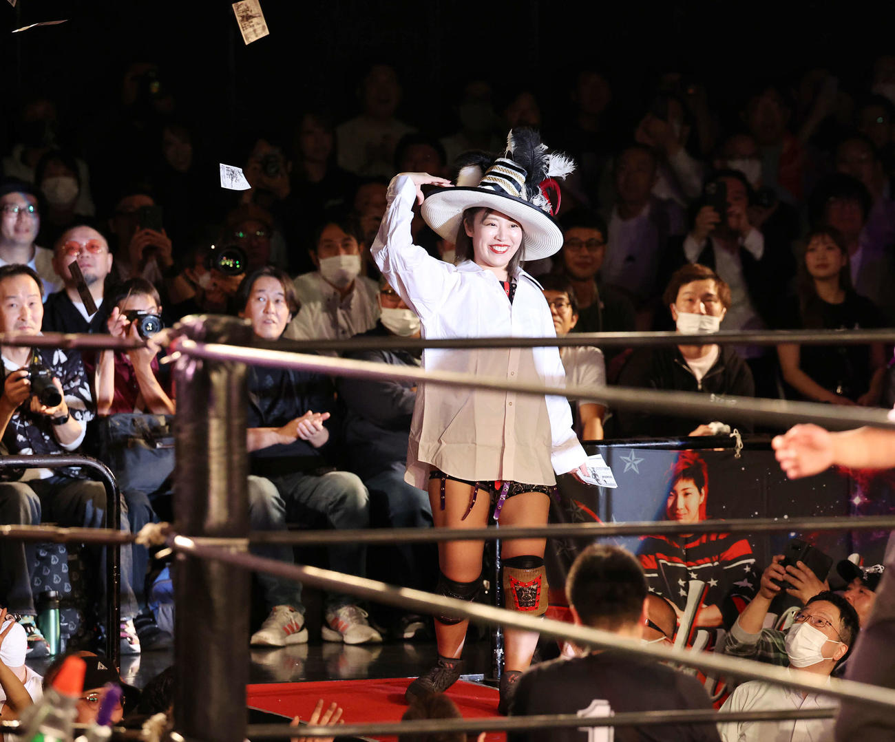 元祖ワイシャツマッチ時間差バトルロイヤルで入場する桜井まい（撮影・宮地輝）