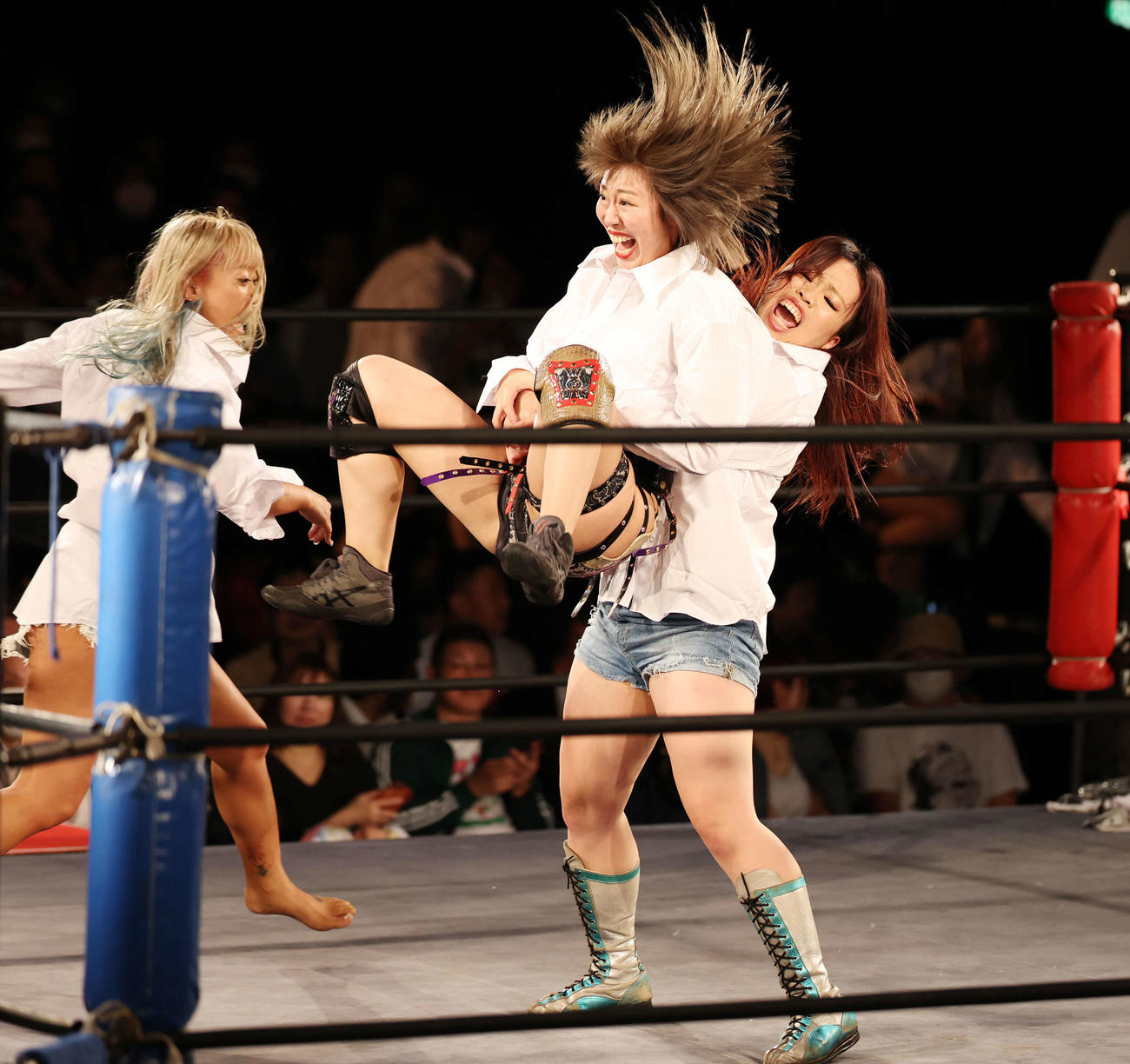 元祖ワイシャツマッチ時間差バトルロイヤルで矢子（右）に攻められる桜井まい（撮影・宮地輝）