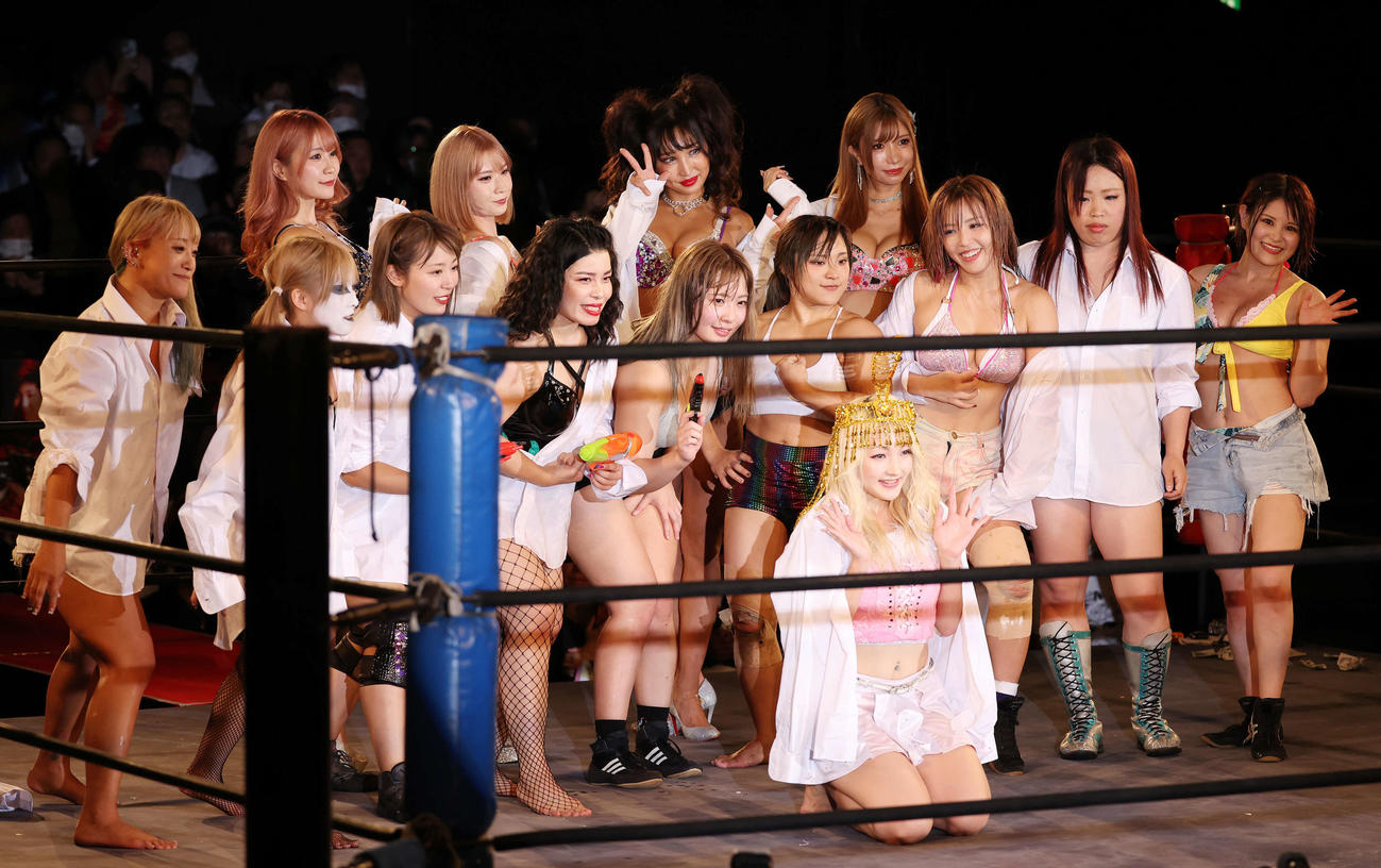 記念撮影する優勝したChi Chi（手前）と元祖ワイシャツマッチ時間差バトルロイヤルに出場した選手と六本木・バーレスクアネックス（撮影・宮地輝）