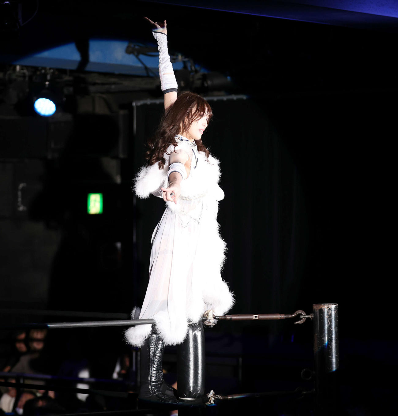 6人タッグマッチで入場する赤井沙希（撮影・宮地輝）