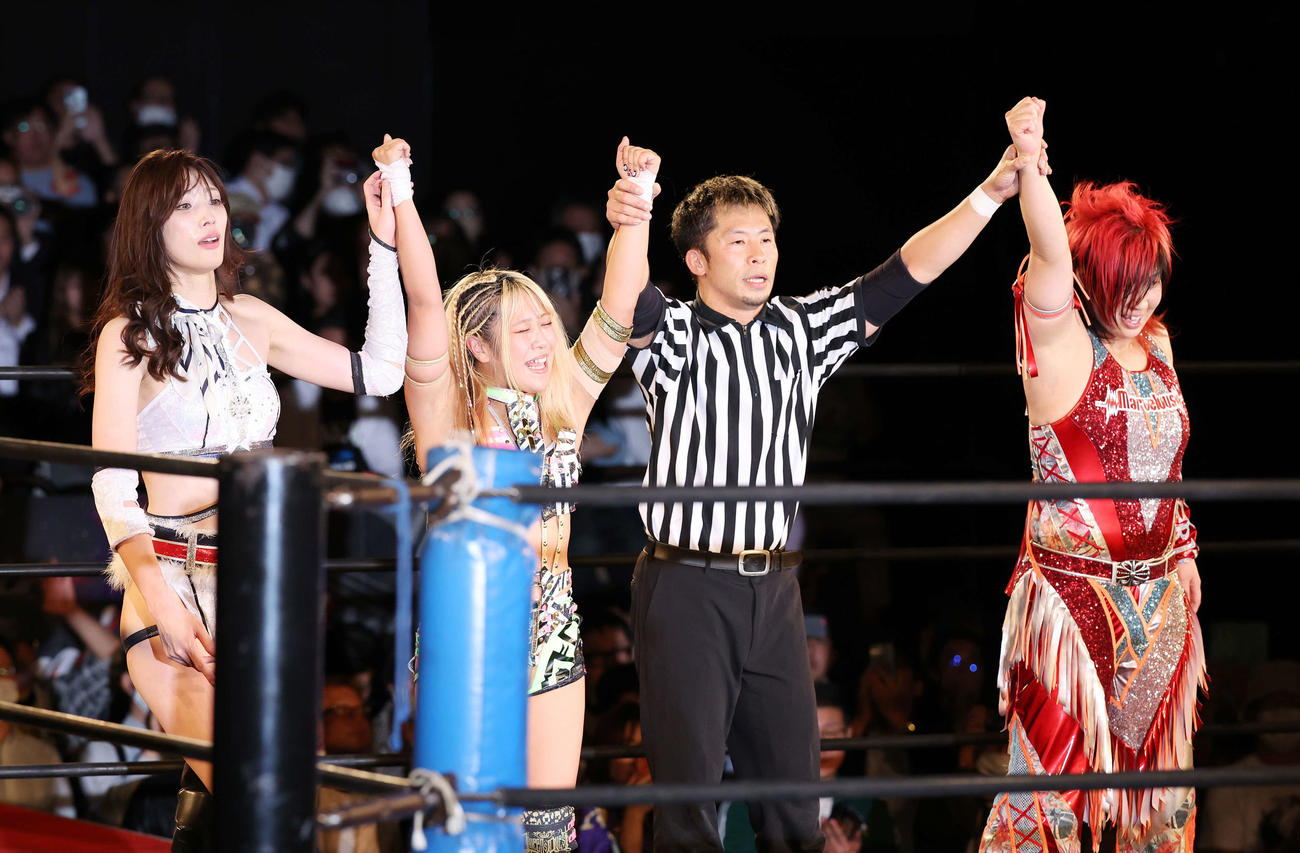 6人タッグマッチに勝利した左から赤井沙希、AZM、1人おいて彩羽匠組（撮影・宮地輝）