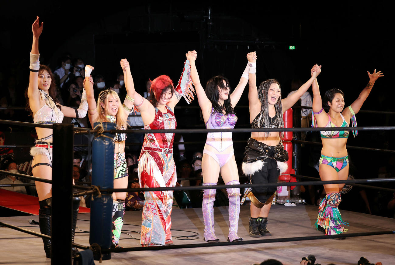 6人タッグマッチ後、あいさつする左から赤井沙希、AZM、彩羽匠、夏すみれ、山下りな、小林香萌（撮影・宮地輝）