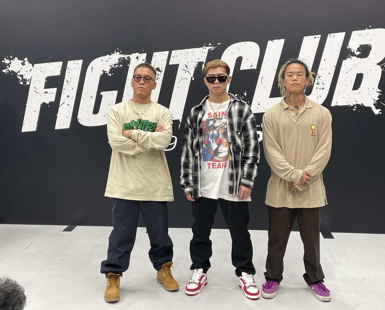 自身がプロデュースし、出場もする新格闘技イベント「FIGHT CLUB」の発足を発表したYA－MAN（中央）と、大会に参戦する山口裕人（左）、山口侑馬