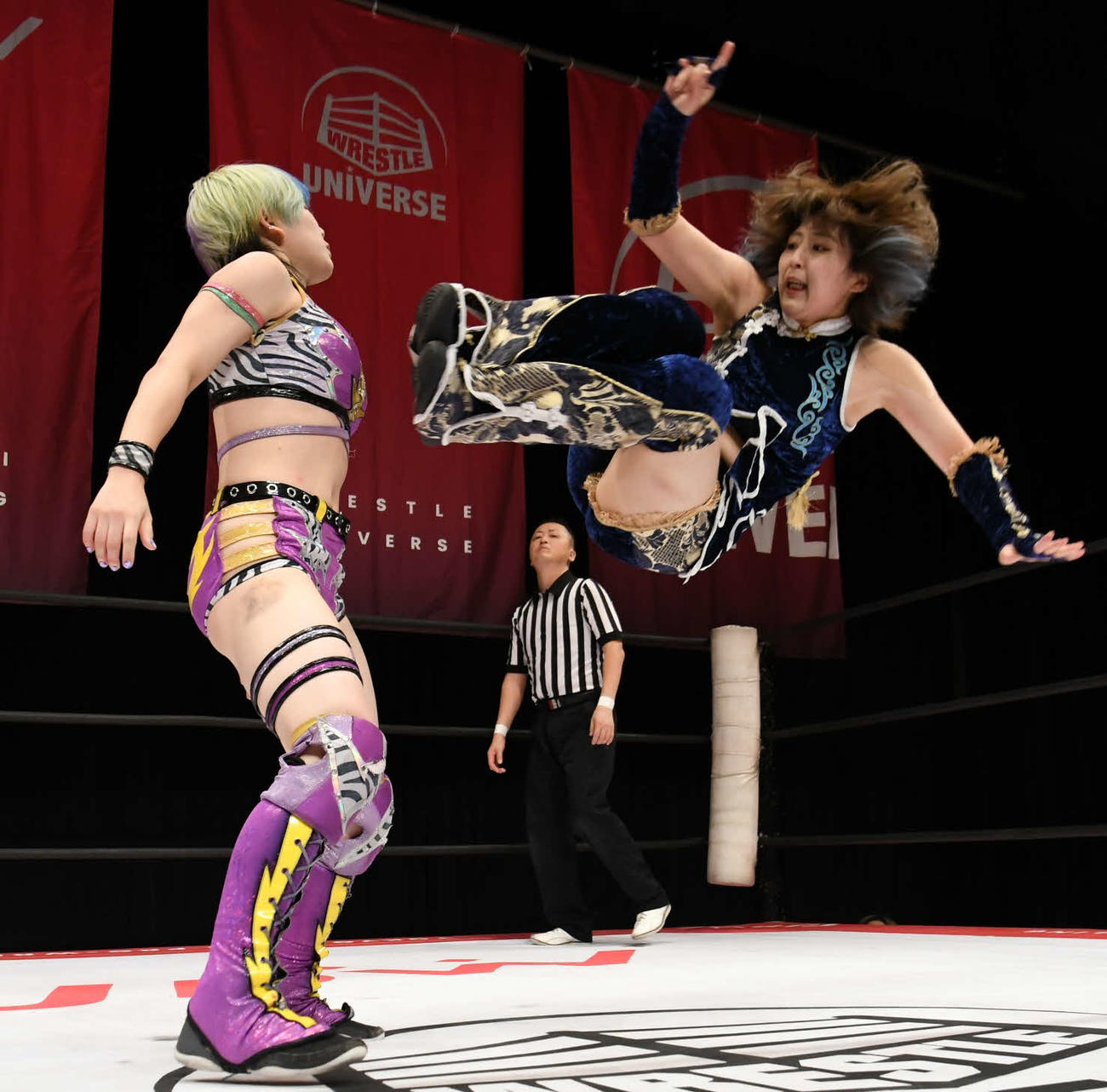 東京女子プロレス会津若松大会　桐生真弥の攻撃を受ける遠藤有栖（東京女子プロレス提供）