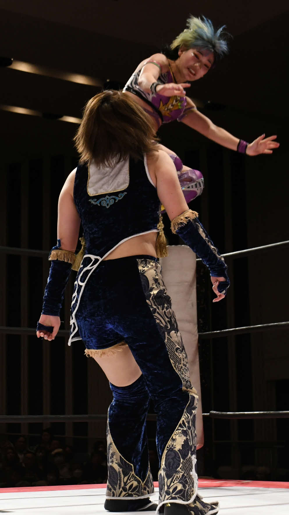 東京女子プロレス会津若松大会　コーナートップから桐生真弥に攻撃する遠藤有栖（東京女子プロレス提供）