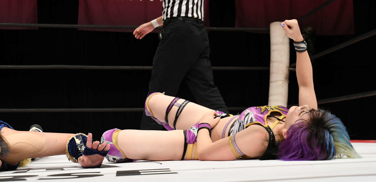 東京女子プロレス会津若松大会　地元凱旋勝利を収めた遠藤有栖はリング上でガッツポーズ（東京女子プロレス提供）