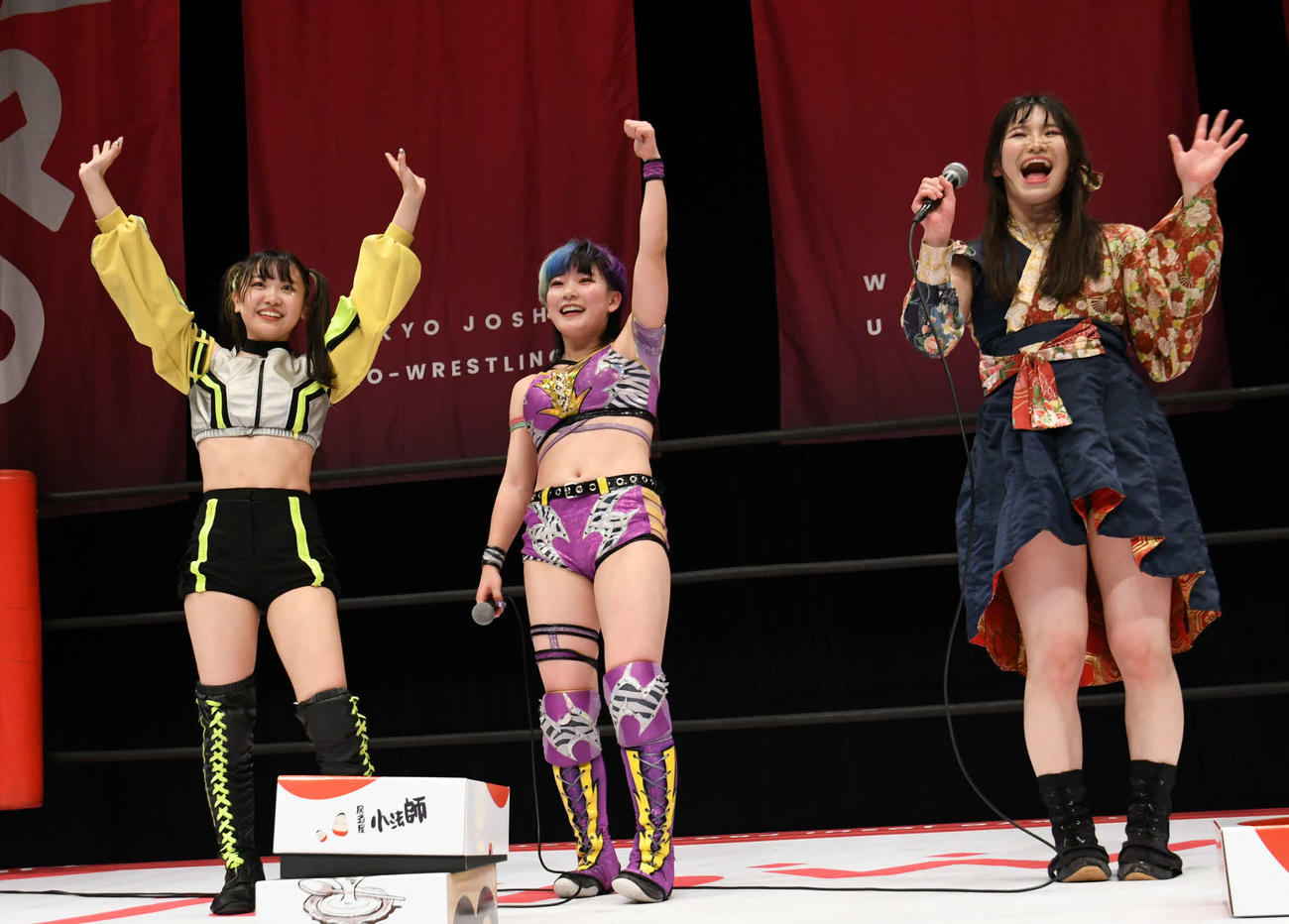 東京女子プロレス会津若松大会　地元凱旋勝利を挙げ、笑顔を見せる遠藤有栖（中央）。左は鈴芽、右は宮本もか（東京女子プロレス提供）