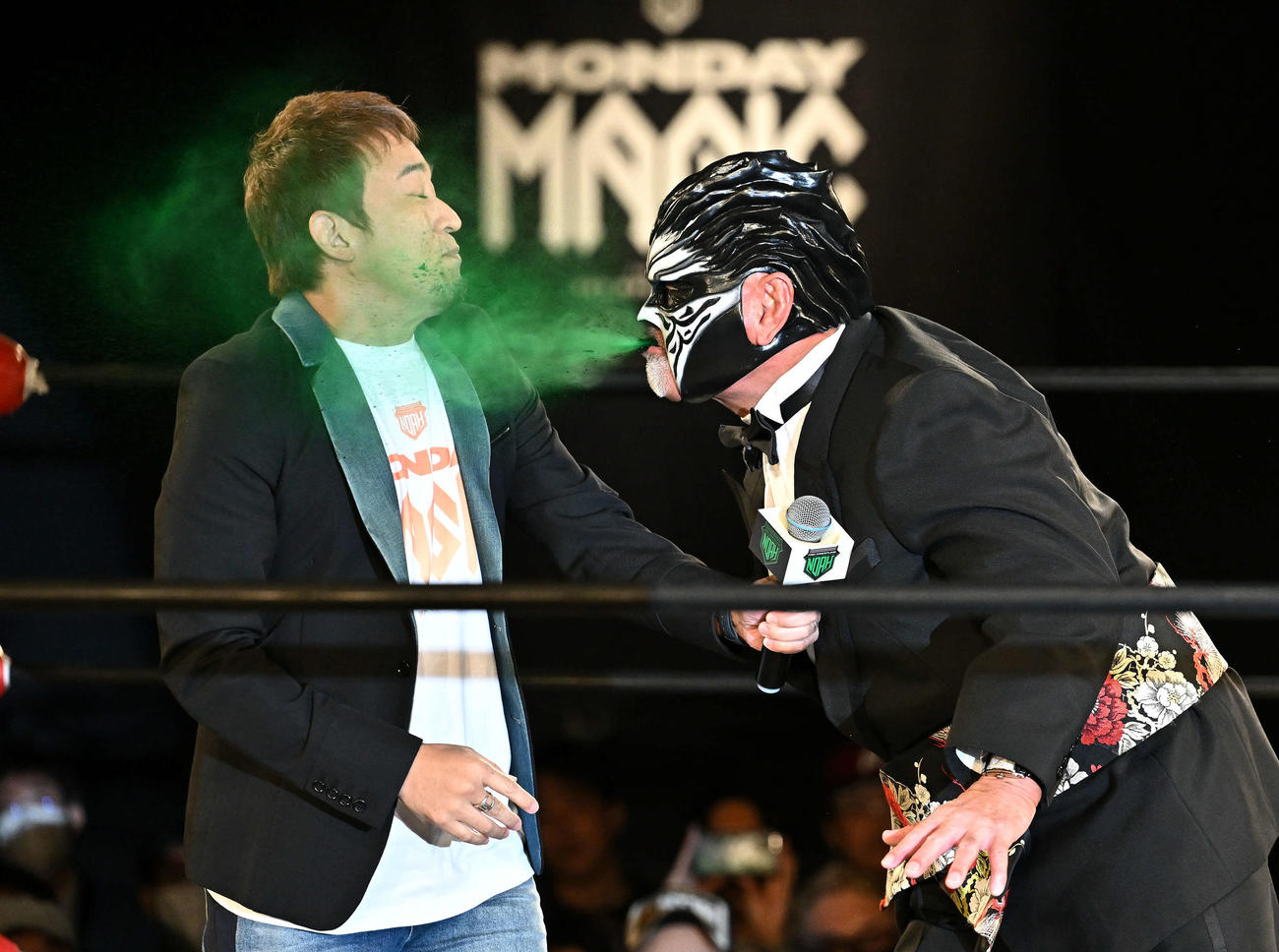 グレート・ムタ（右）はファンキー加藤に毒霧を見舞う（撮影・滝沢徹郎）