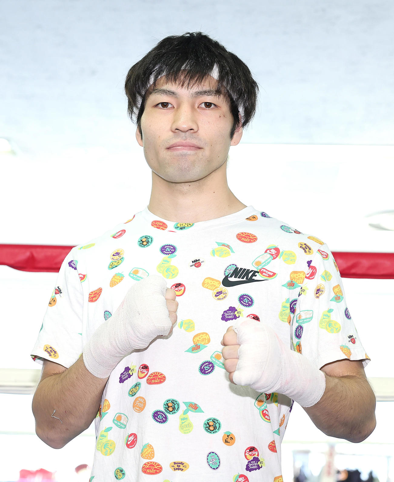 ポーズを決めるユーリ阿久井（撮影・足立雅史）