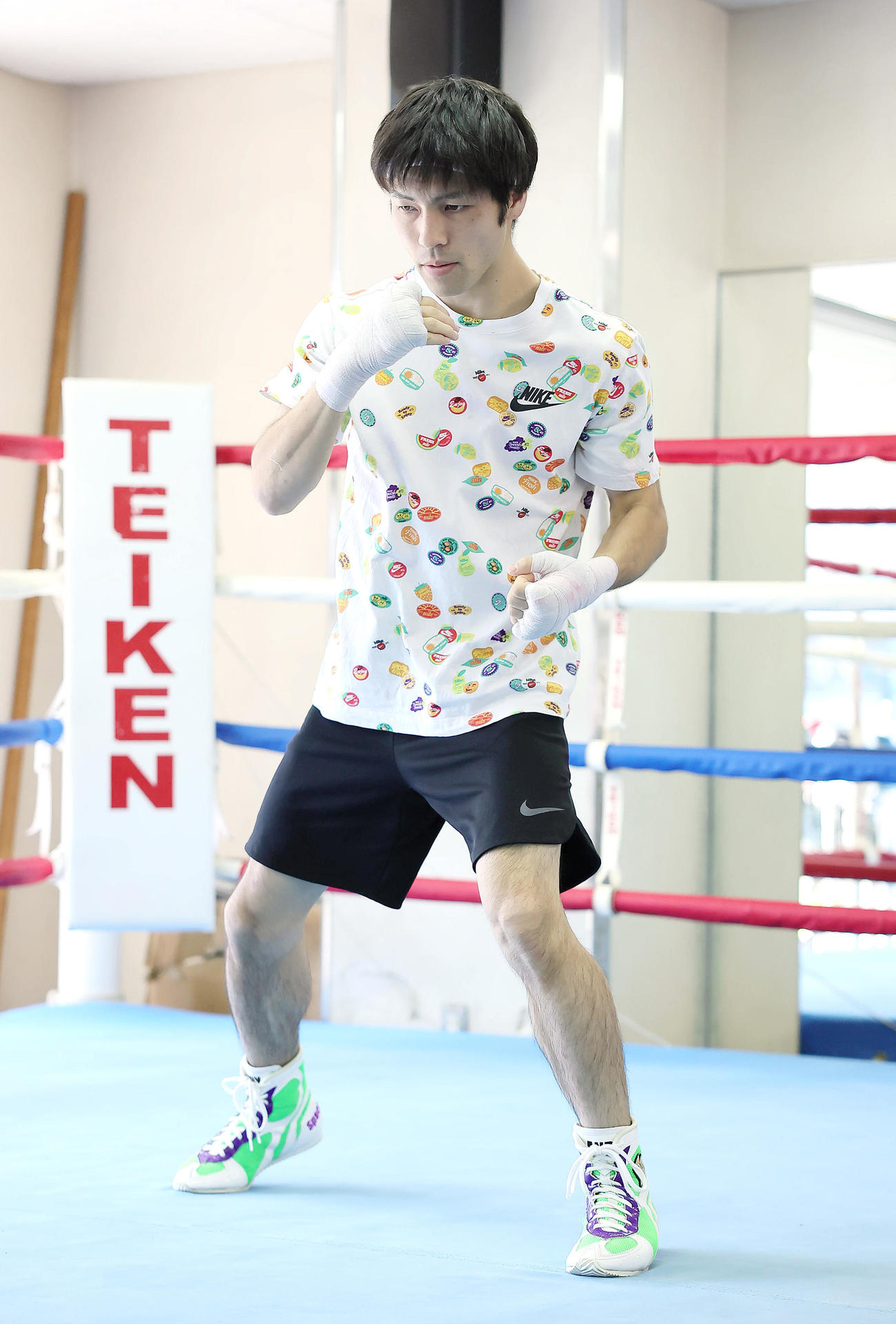 練習を公開したユーリ阿久井（撮影・足立雅史）