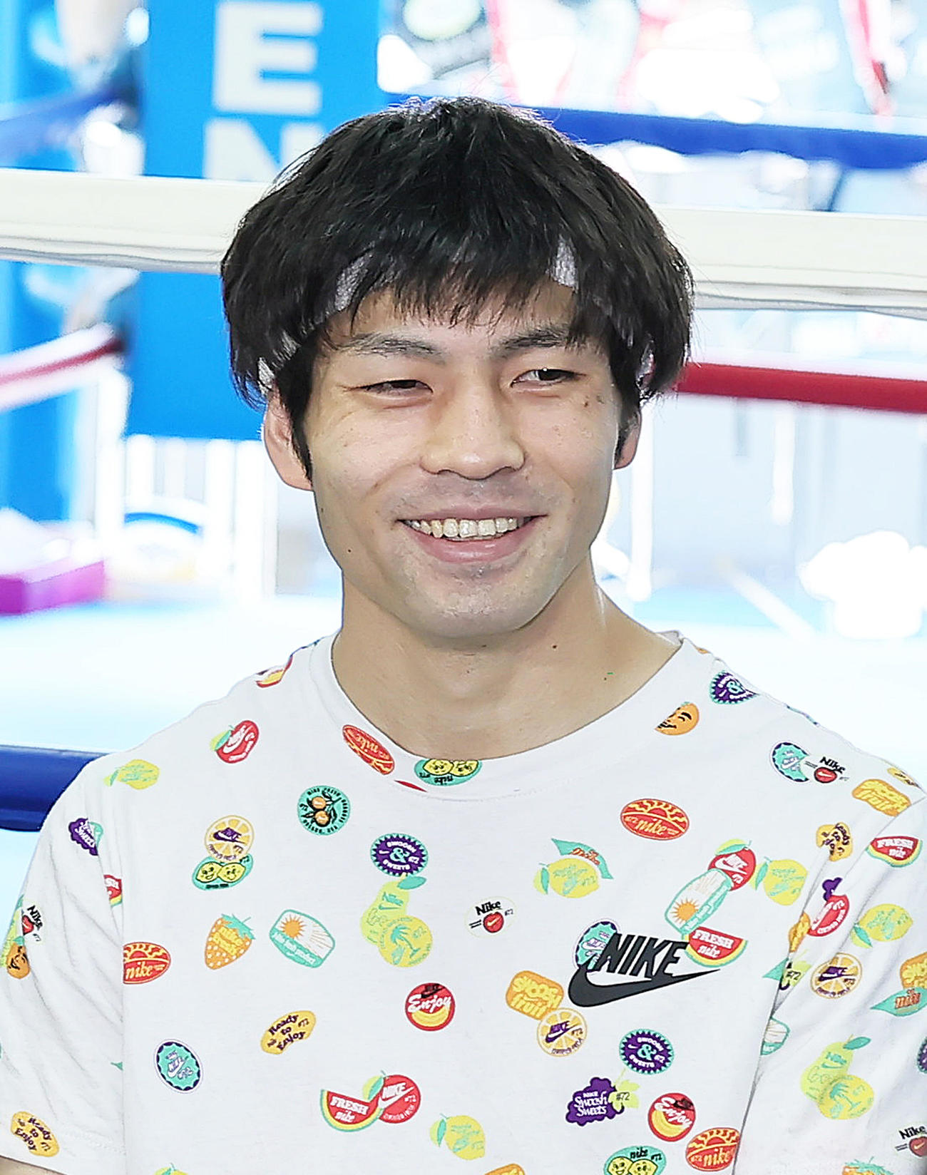 会見で笑顔を見せるユーリ阿久井（撮影・足立雅史）