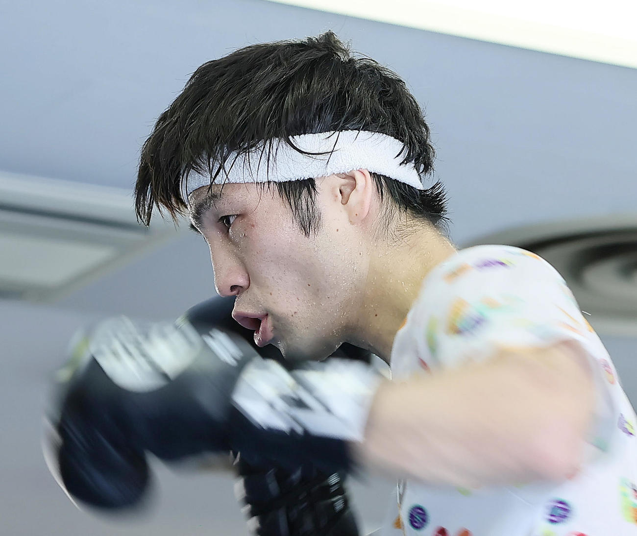 ミット打ちをするユーリ阿久井（撮影・足立雅史）