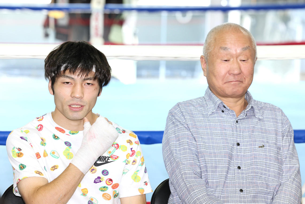 意気込みを語るユーリ阿久井（左）。右は倉敷守安ジムの守安会長（撮影・足立雅史）