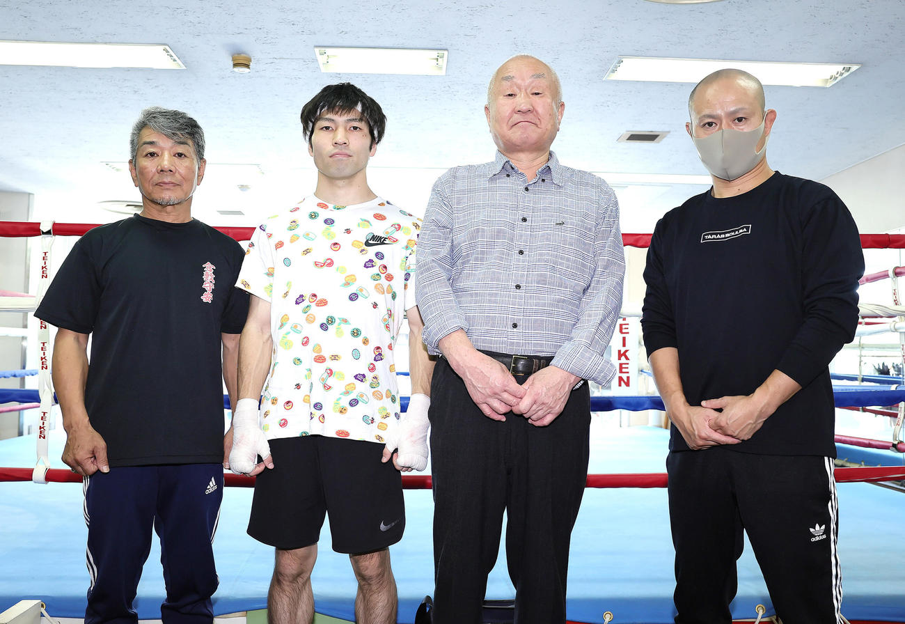 記念撮影に臨むユーリ阿久井（中央左）。左から倉敷守安ジムの須増トレーナー、1人おいて守安会長、藤岡トレーナー（撮影・足立雅史）