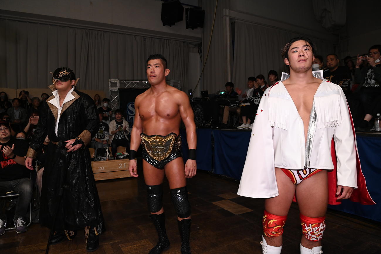 入場する左からJust 5 Guysのタイチ、SANADA、上村優也（新日本プロレス提供）