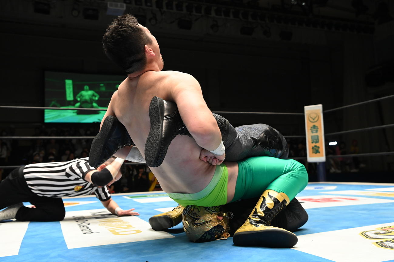 漏らしていたと素直に報告した田口隆祐は、股間をBUSHIの顔面にこすりつける（新日本プロレス提供）