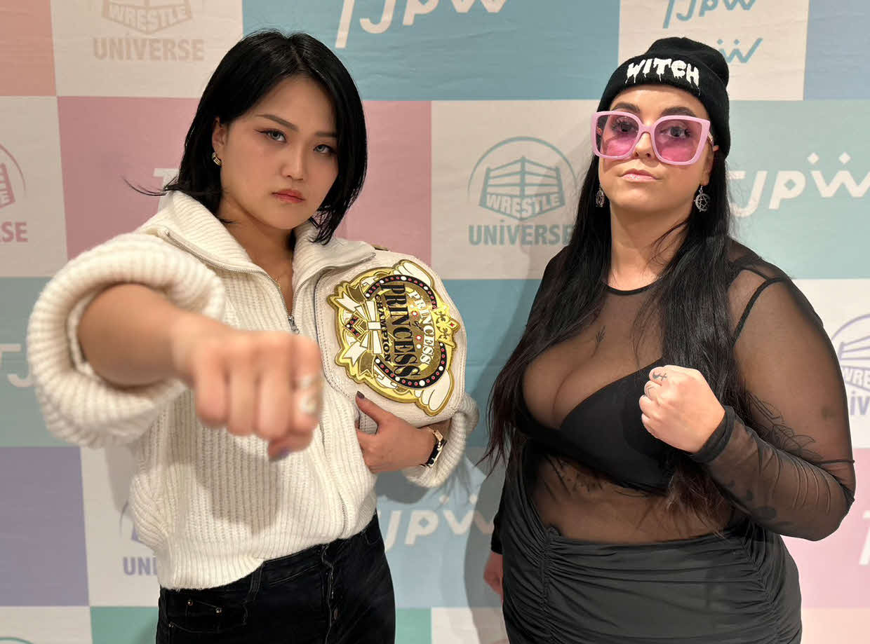 27日後楽園大会で、プリンセス・オブ・プリンセス王座の初防衛戦に臨む山下実優（左）。右は挑戦者のレジーナ（東京女子プロレス提供）