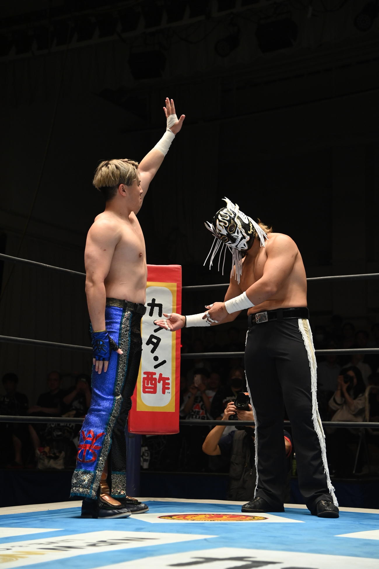 左からマスター・ワト＆エル・デスペラード（新日本プロレス提供）