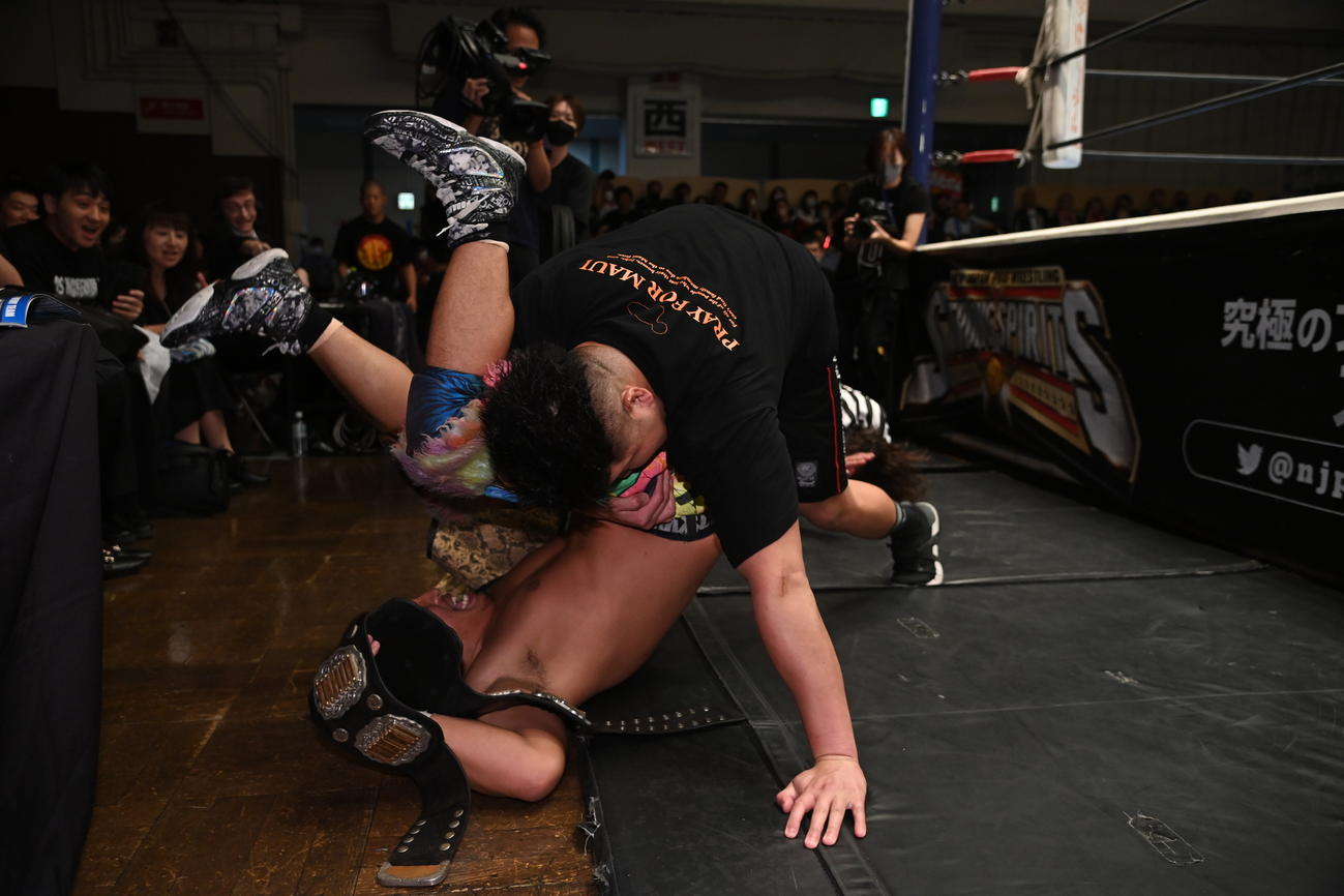 高橋ヒロムへ、フォールを仕かける中島佑斗（新日本プロレス提供）