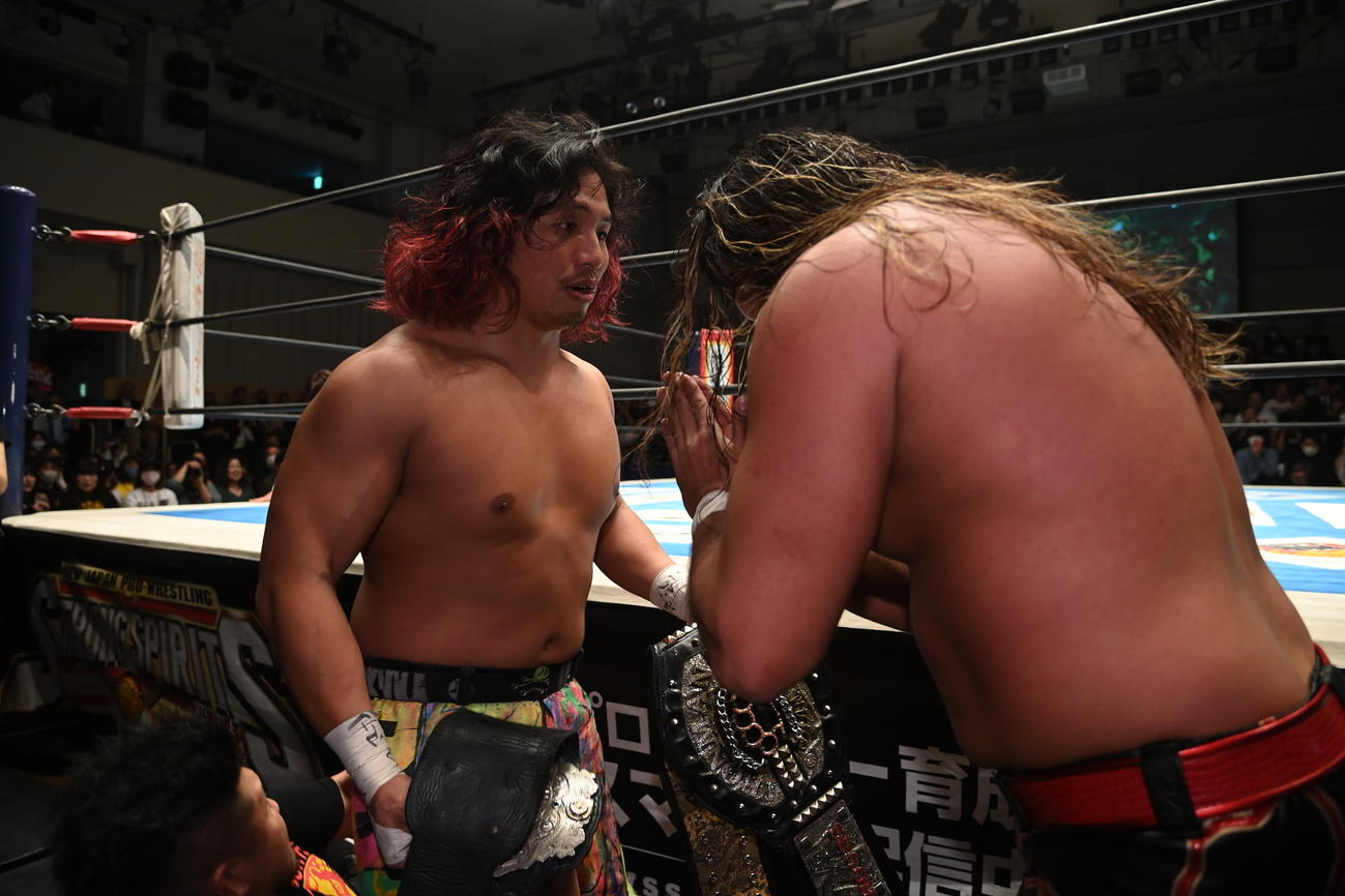 辻陽太（右）から謝罪を受ける高橋ヒロム（新日本プロレス提供）