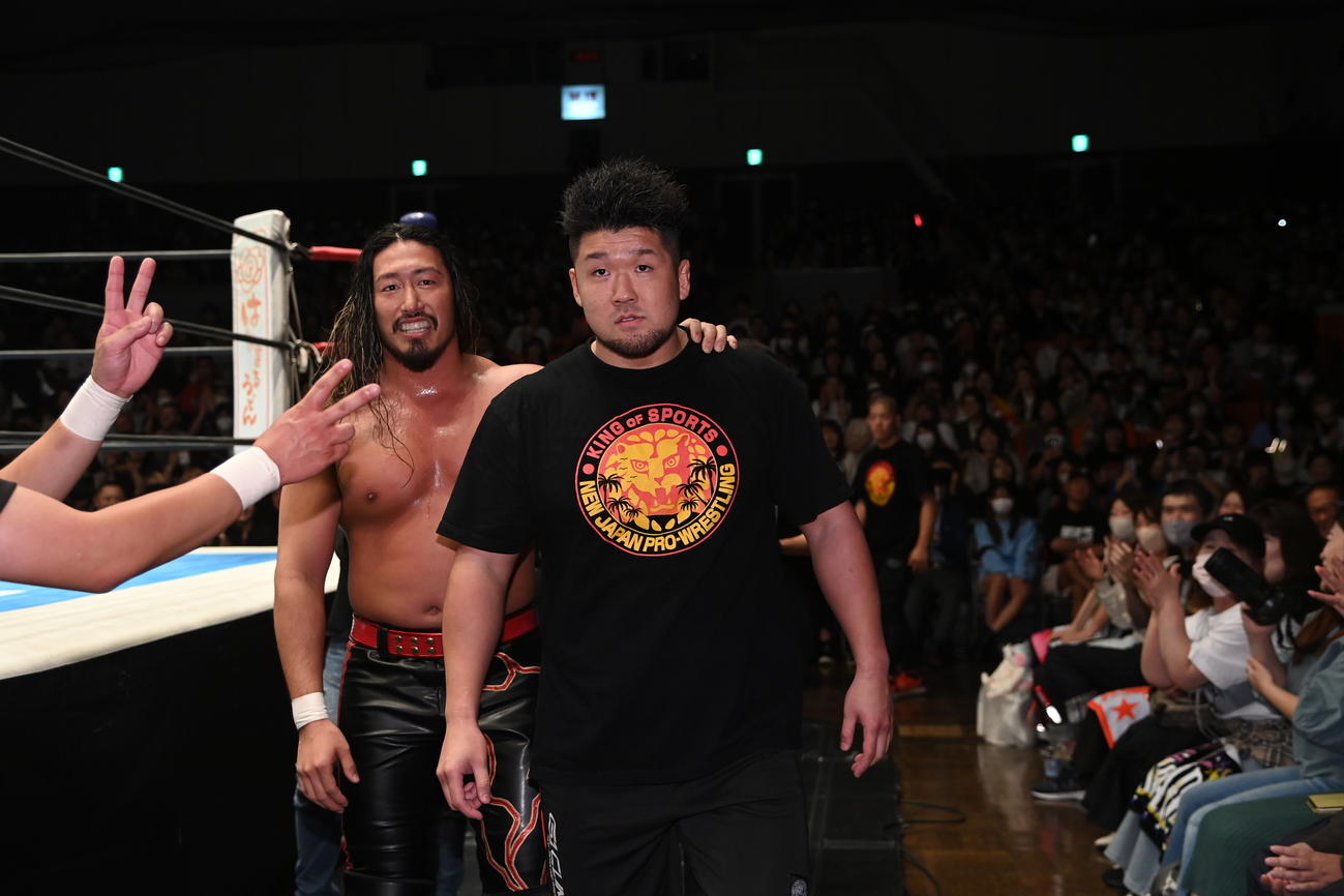 辻陽太から肩をたたかれる中島佑斗（新日本プロレス提供）