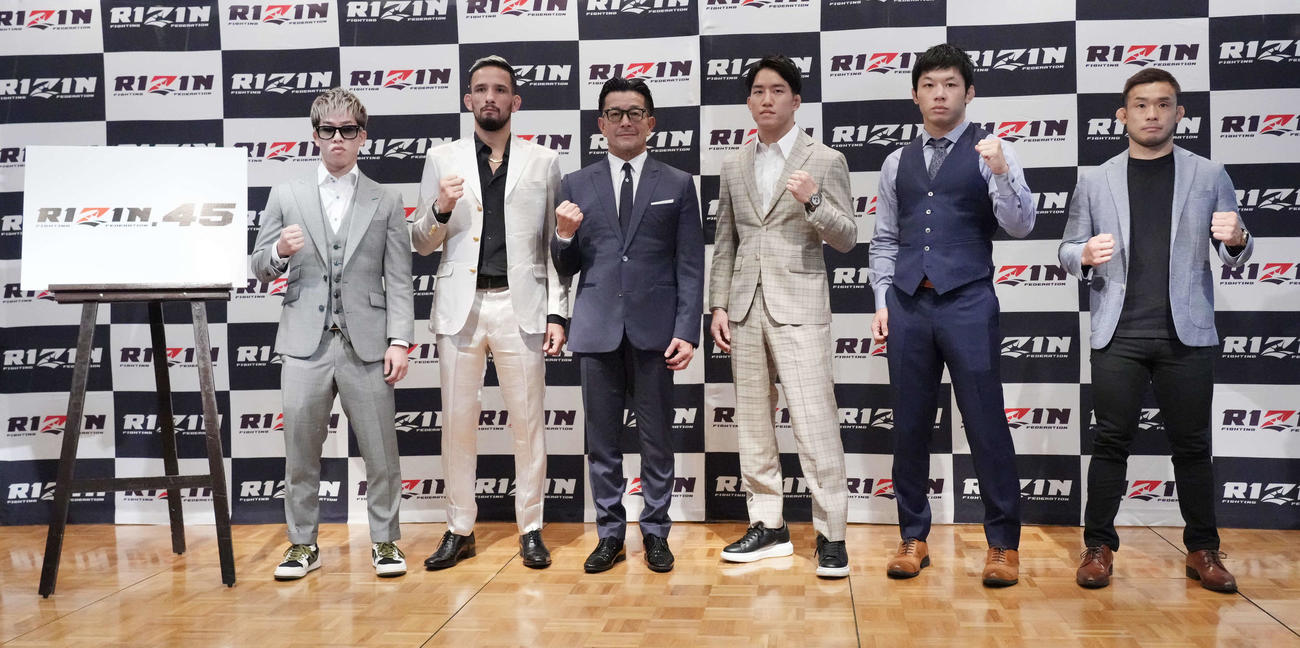 「RIZIN FIGHTING WORLD GRANDーPRIX」記者発表会見に臨む、左から神龍、クレベル・コイケ、RIZINの榊原CEO、朝倉、斎藤、扇久保（撮影・小沢裕）