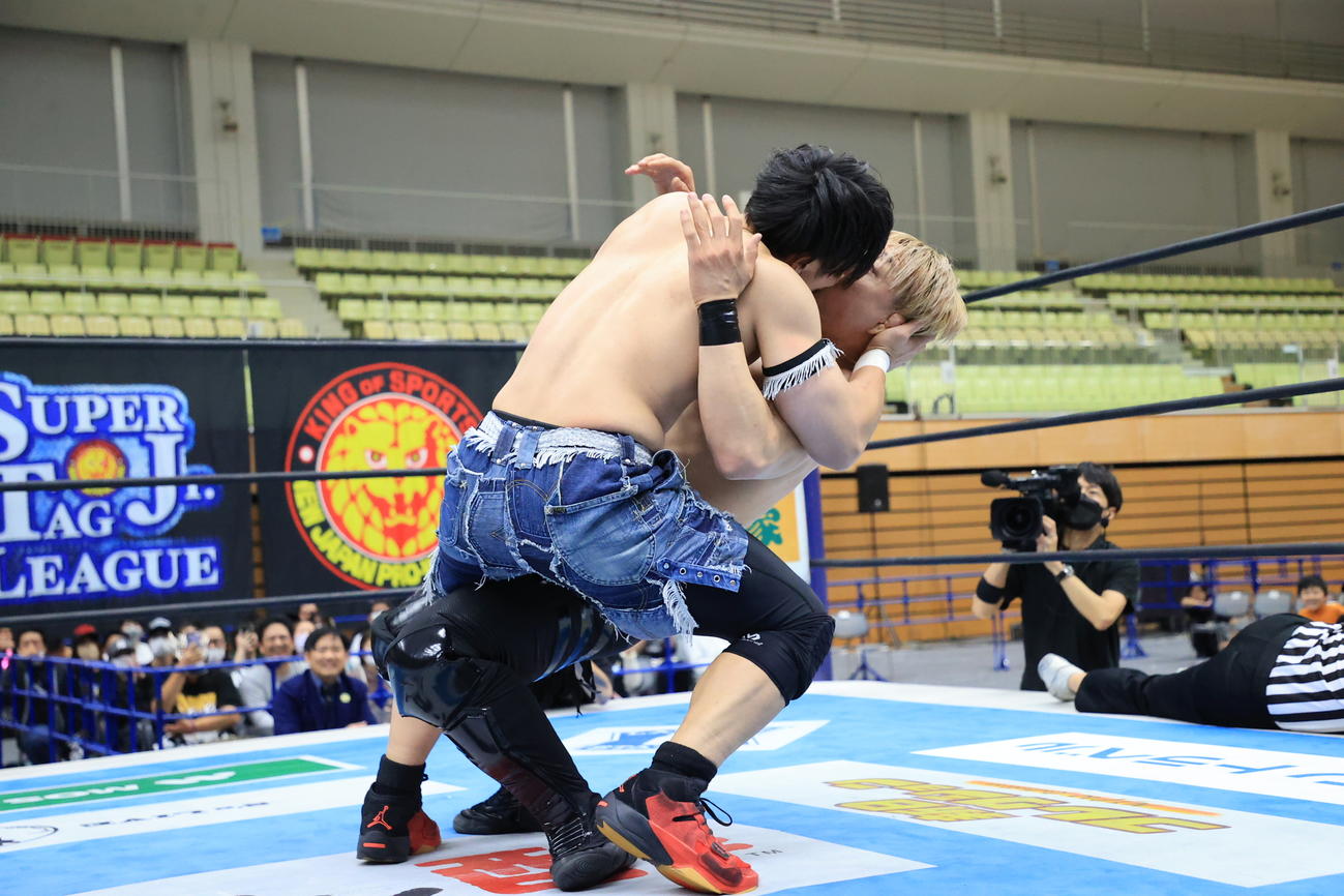 SHOへウイスキーを口移しするYOH（左）（新日本プロレス提供）