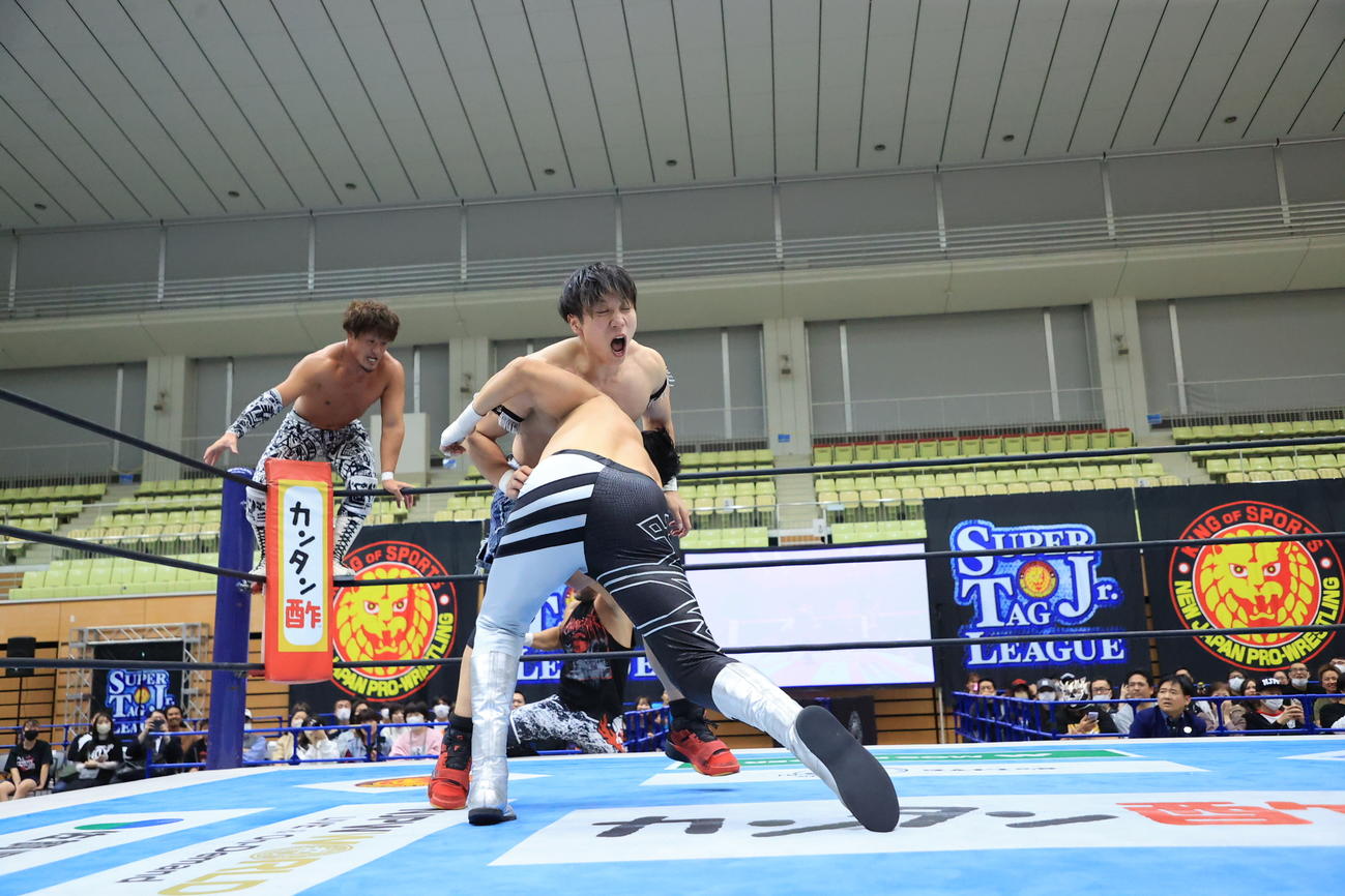 金丸義信（手前）から急所攻撃を受けるYOH（新日本プロレス提供）