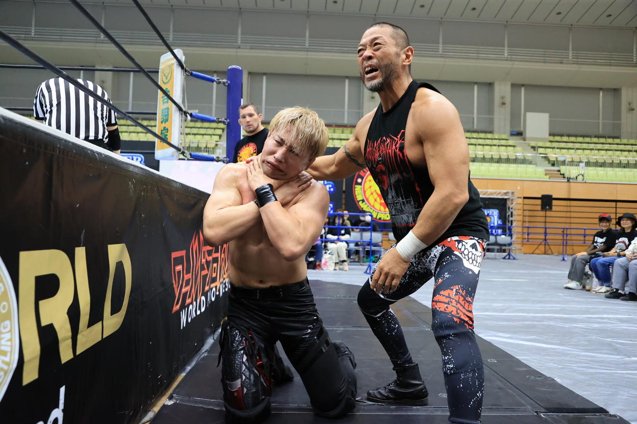 ウイスキーを口移しされたSHOはディック東郷（右）に介抱される（新日本プロレス提供）